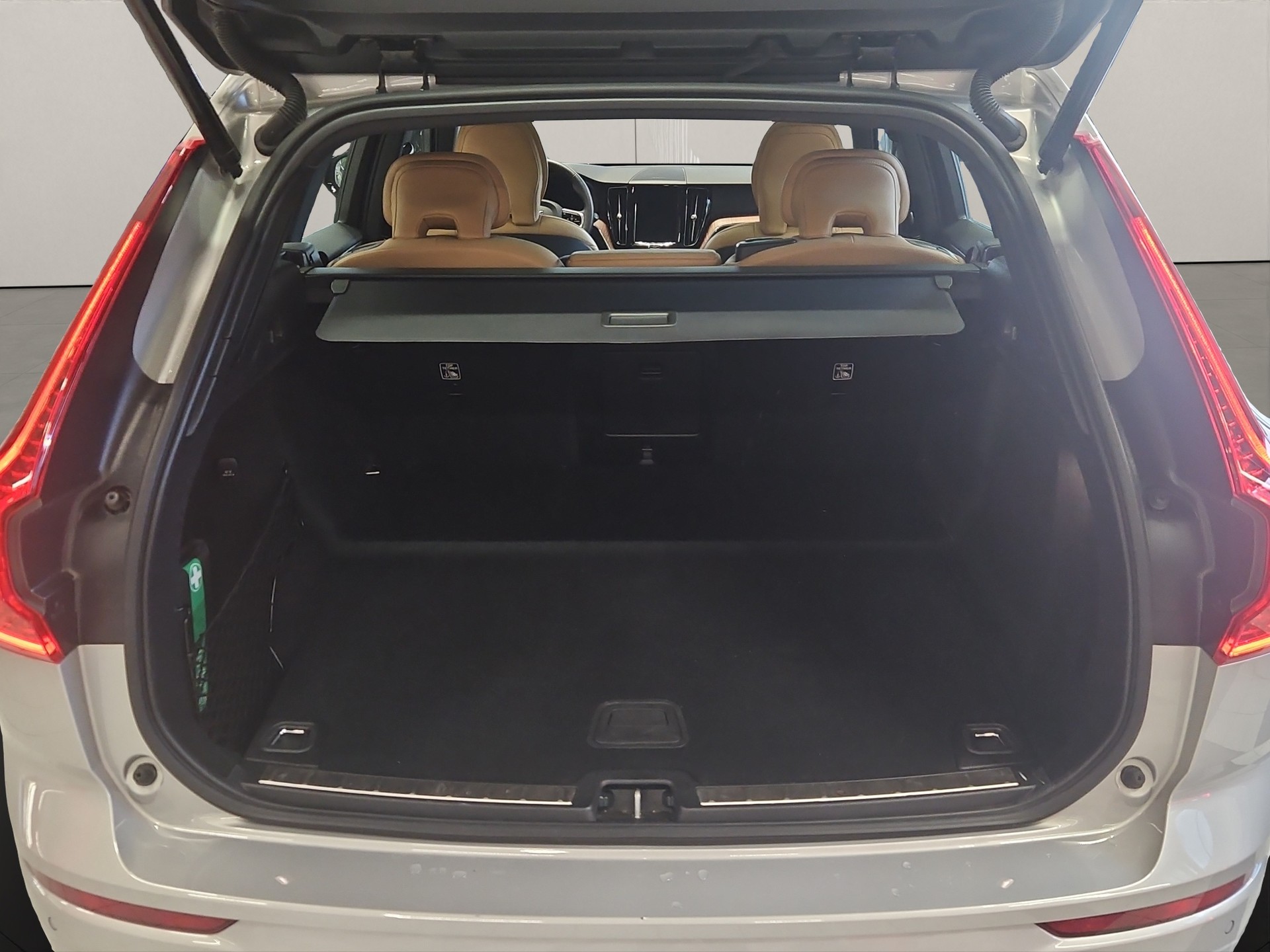 VOLVO XC60 2.0 B4 MH Ultimate Dark AWD-image-4