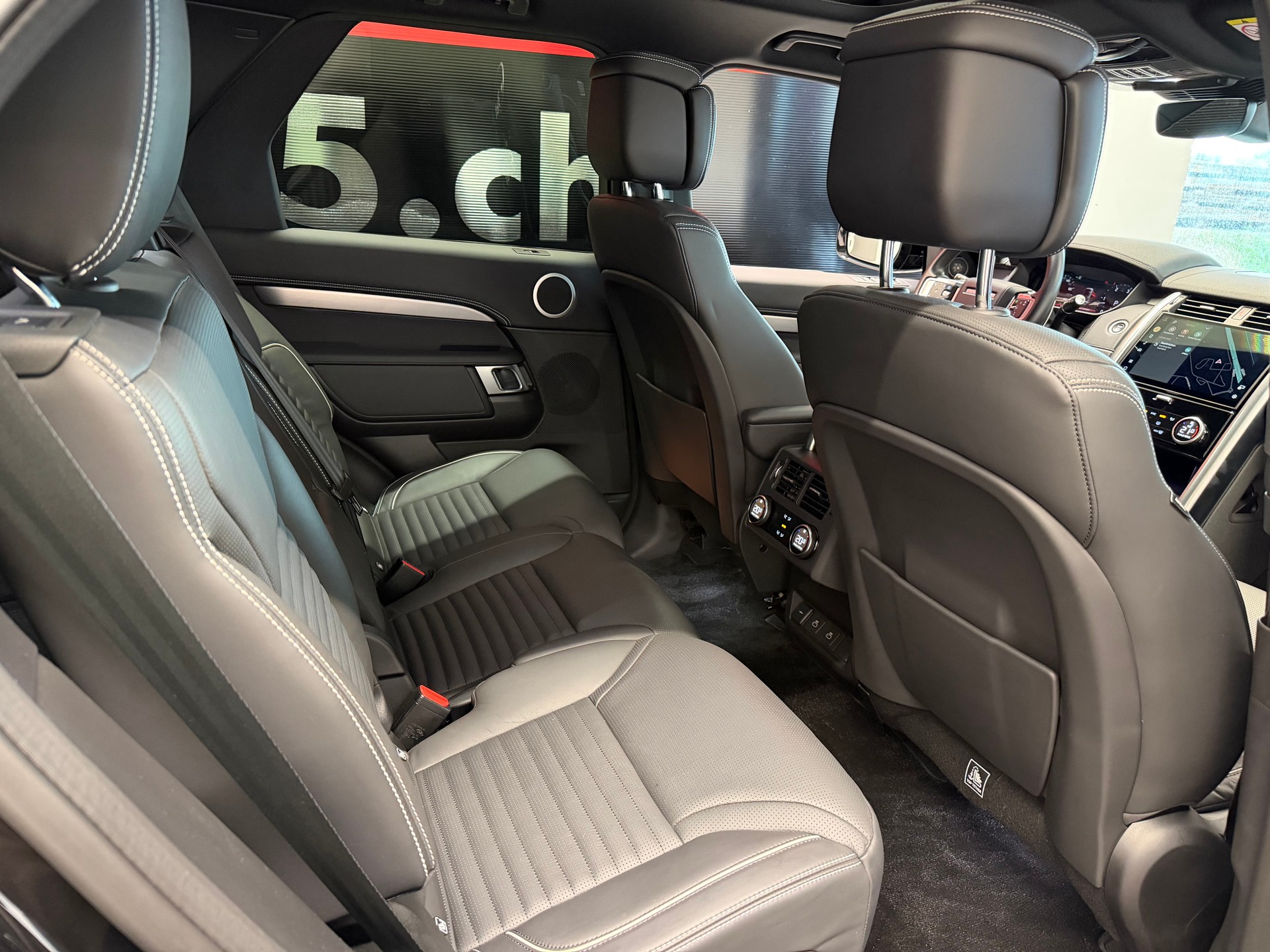 LAND ROVER Discovery 3.0D I6 300 R-Dynamic HSE AWD Automatic-image-30