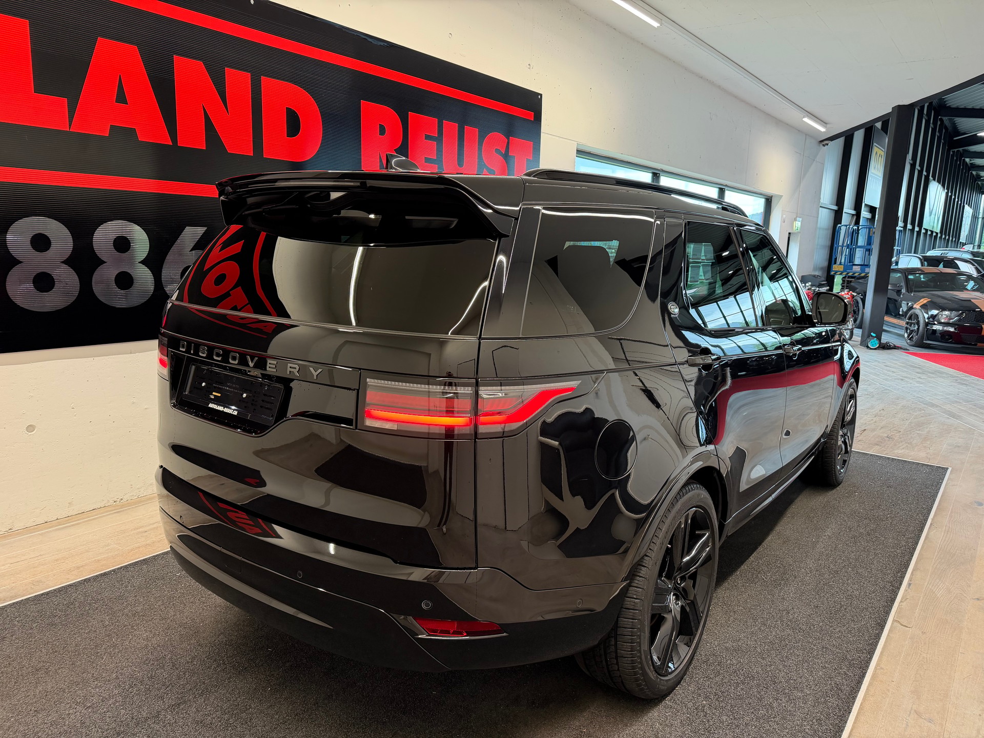 LAND ROVER Discovery 3.0D I6 300 R-Dynamic HSE AWD Automatic-image-6