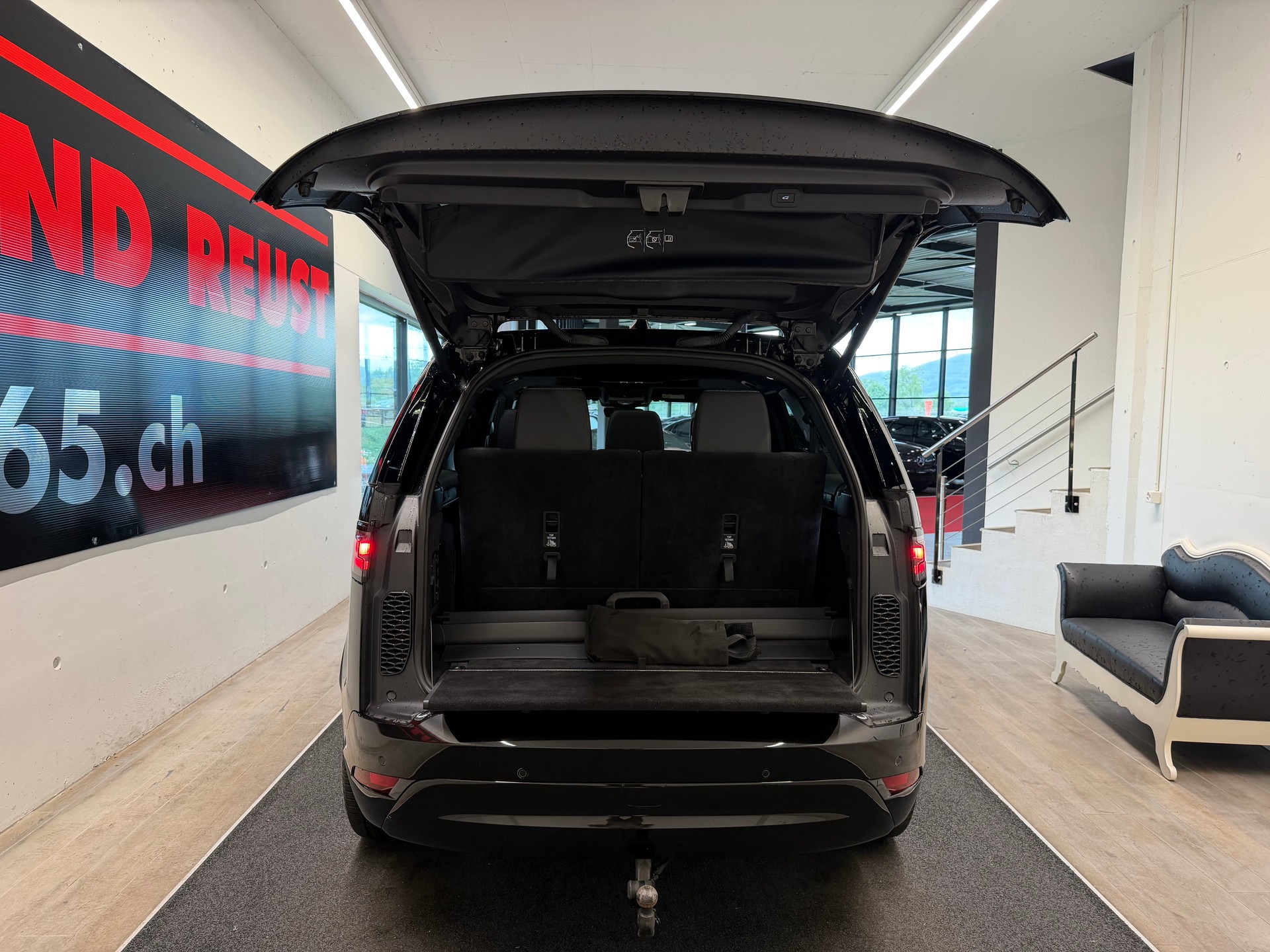 LAND ROVER Discovery 3.0D I6 300 R-Dynamic HSE AWD Automatic-image-8