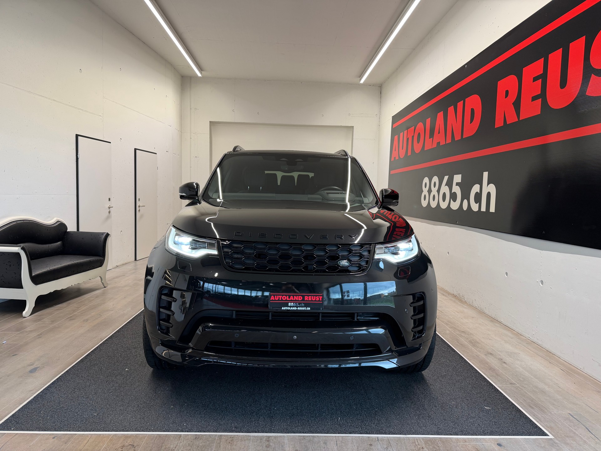LAND ROVER Discovery 3.0D I6 300 R-Dynamic HSE AWD Automatic-showroom-element-1