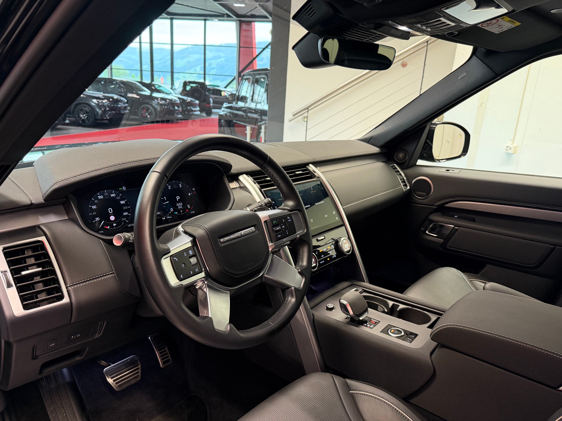 LAND ROVER Discovery 3.0D I6 300 R-Dynamic HSE AWD Automatic-image-17