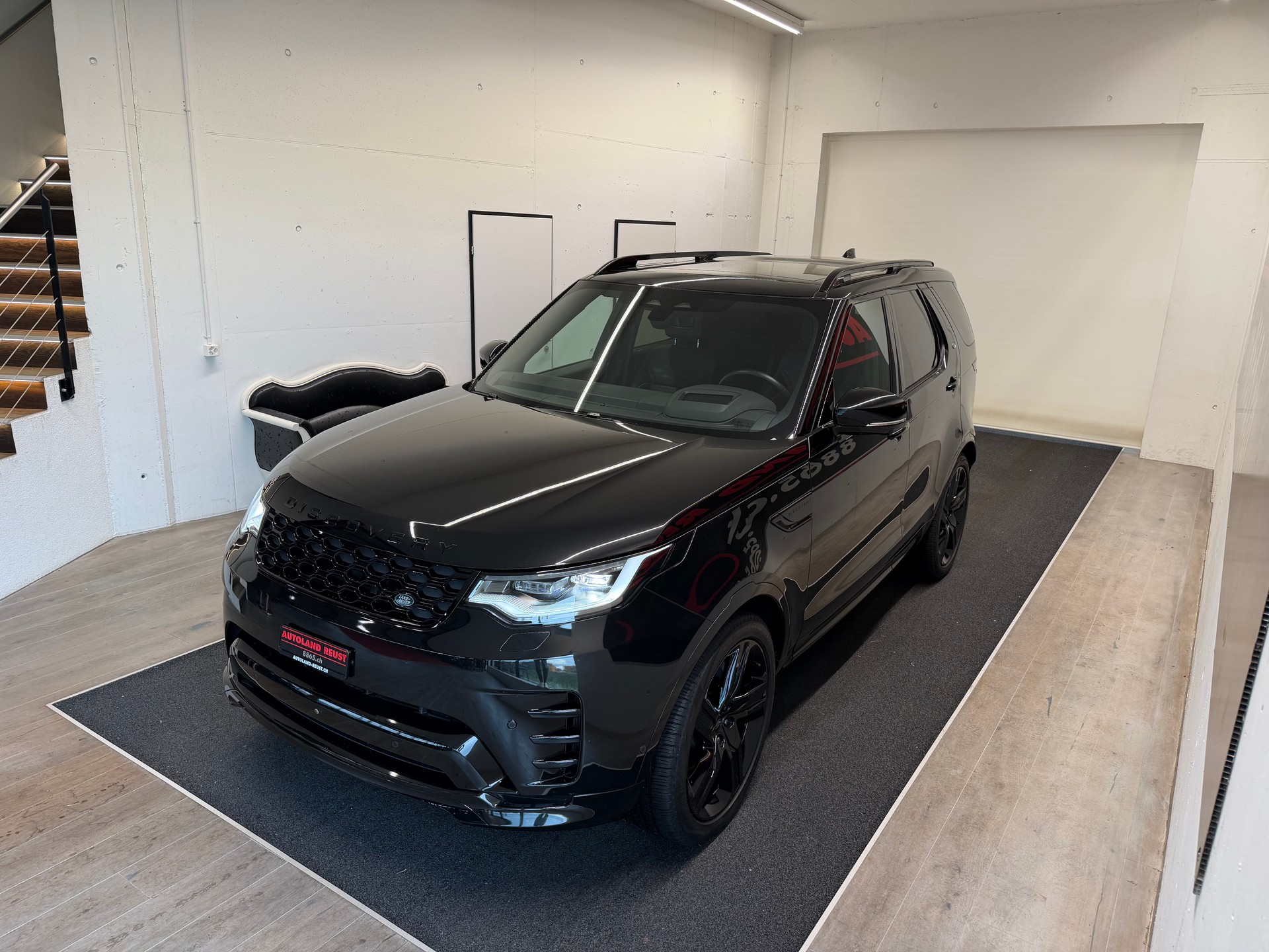 LAND ROVER Discovery 3.0D I6 300 R-Dynamic HSE AWD Automatic-showroom-element-3