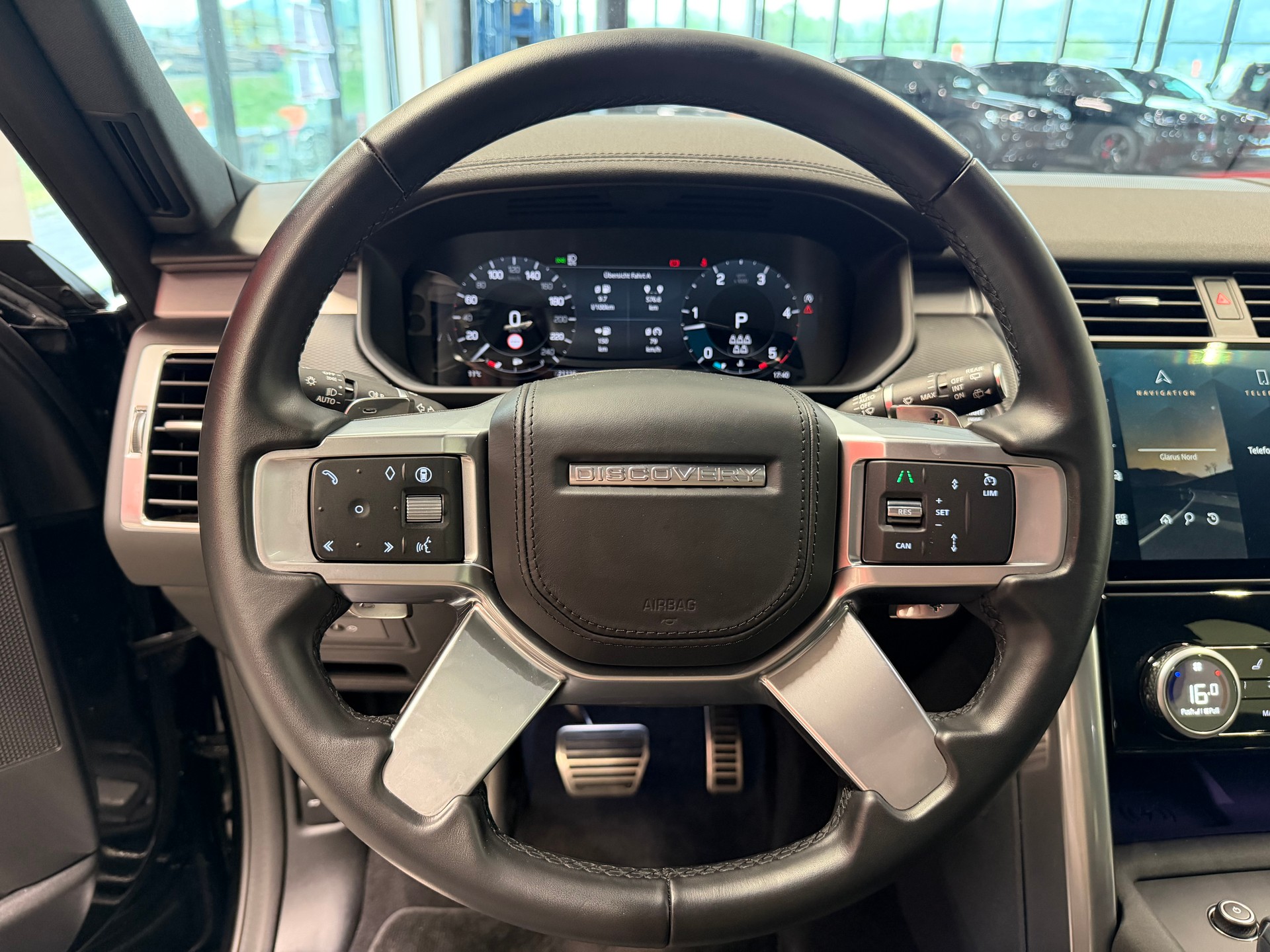 LAND ROVER Discovery 3.0D I6 300 R-Dynamic HSE AWD Automatic-image-18