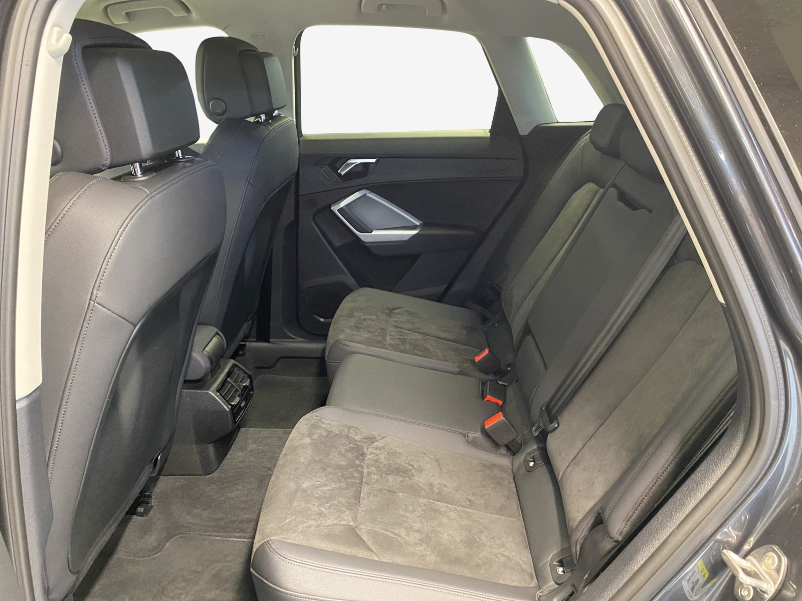 AUDI Q3 35 TFSI S line Attraction S-tronic-image-11
