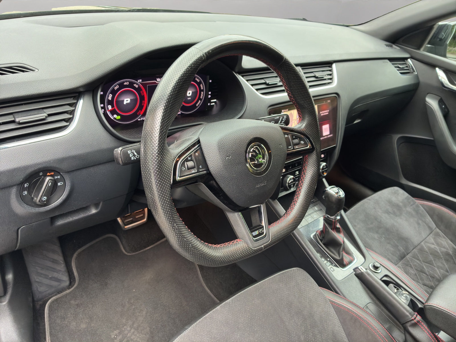 SKODA Octavia Combi 2.0 TDI RS 4x4 DSG-image-10