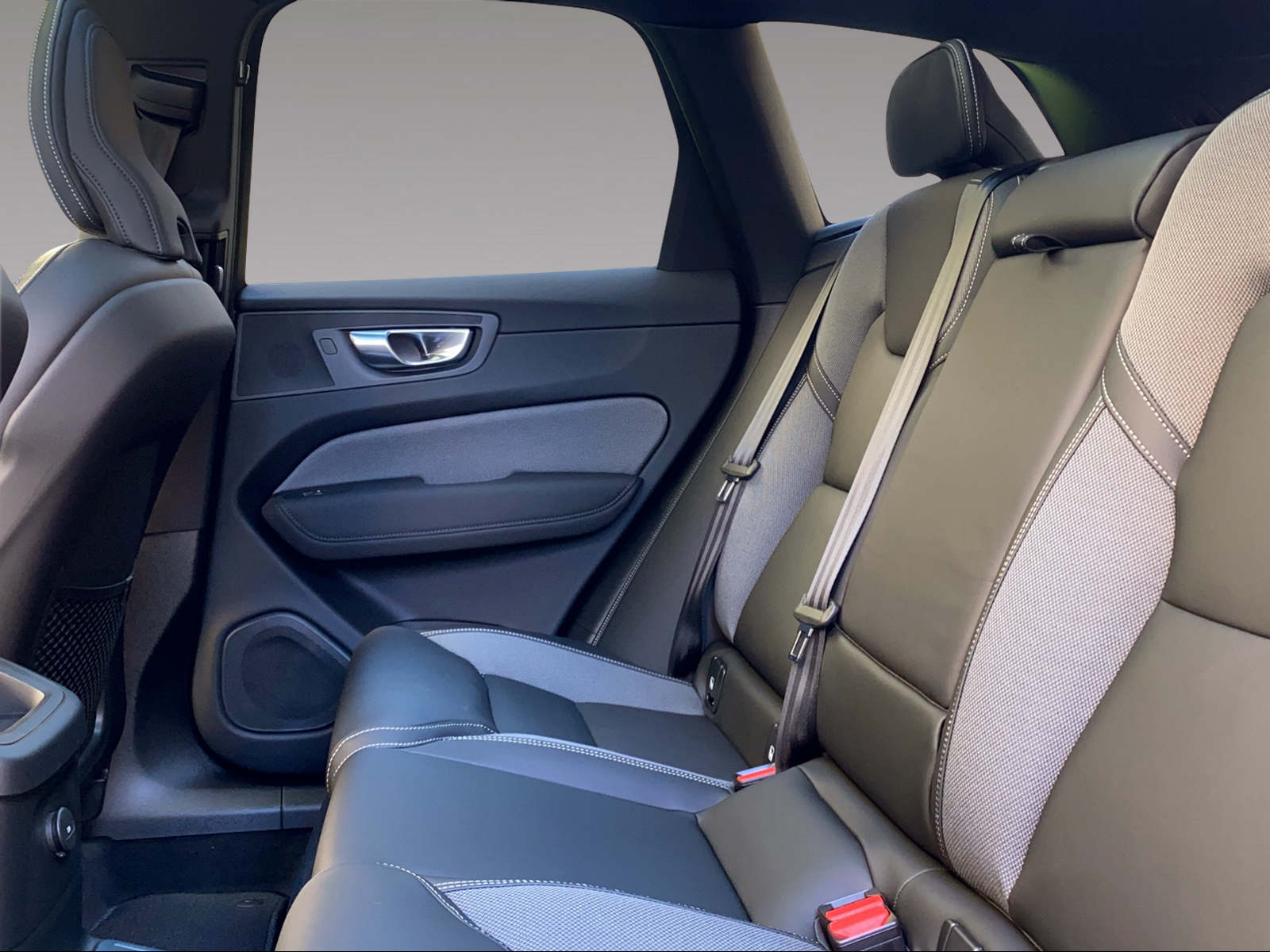 VOLVO XC60 2.0 T6 TE Black Edition eAWD-image-14