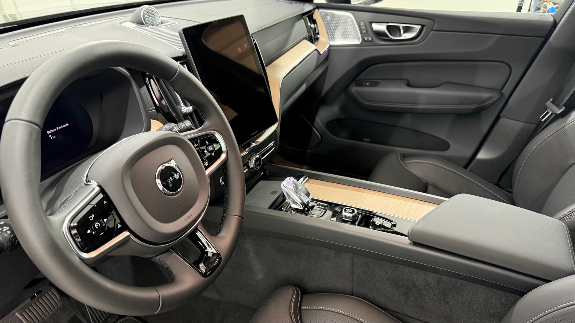 VOLVO XC60 2.0 T6 TE Ultra Dark eAWD-image-3
