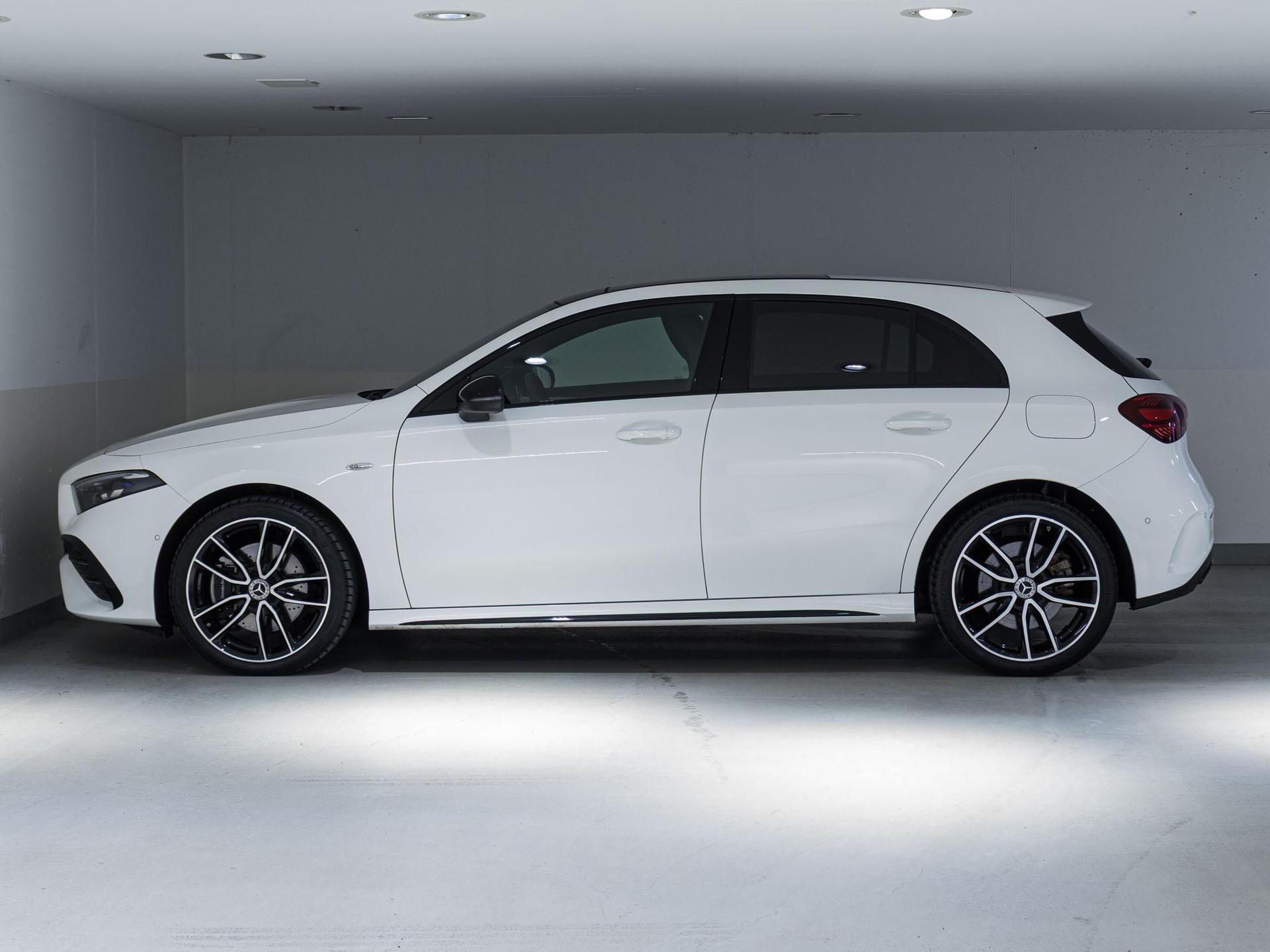 MERCEDES-BENZ A 250 e AMG Line-image-4
