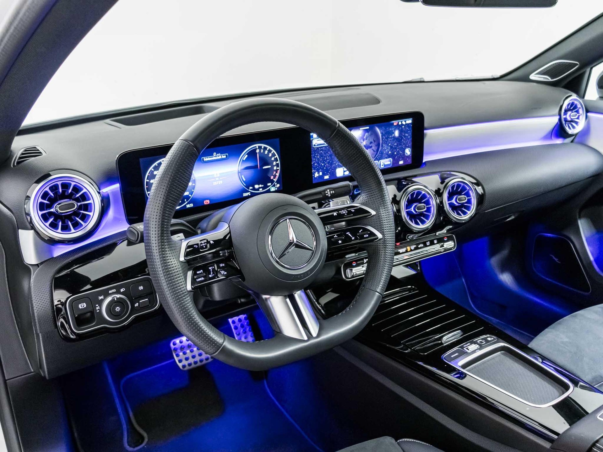 MERCEDES-BENZ A 250 e AMG Line-image-9