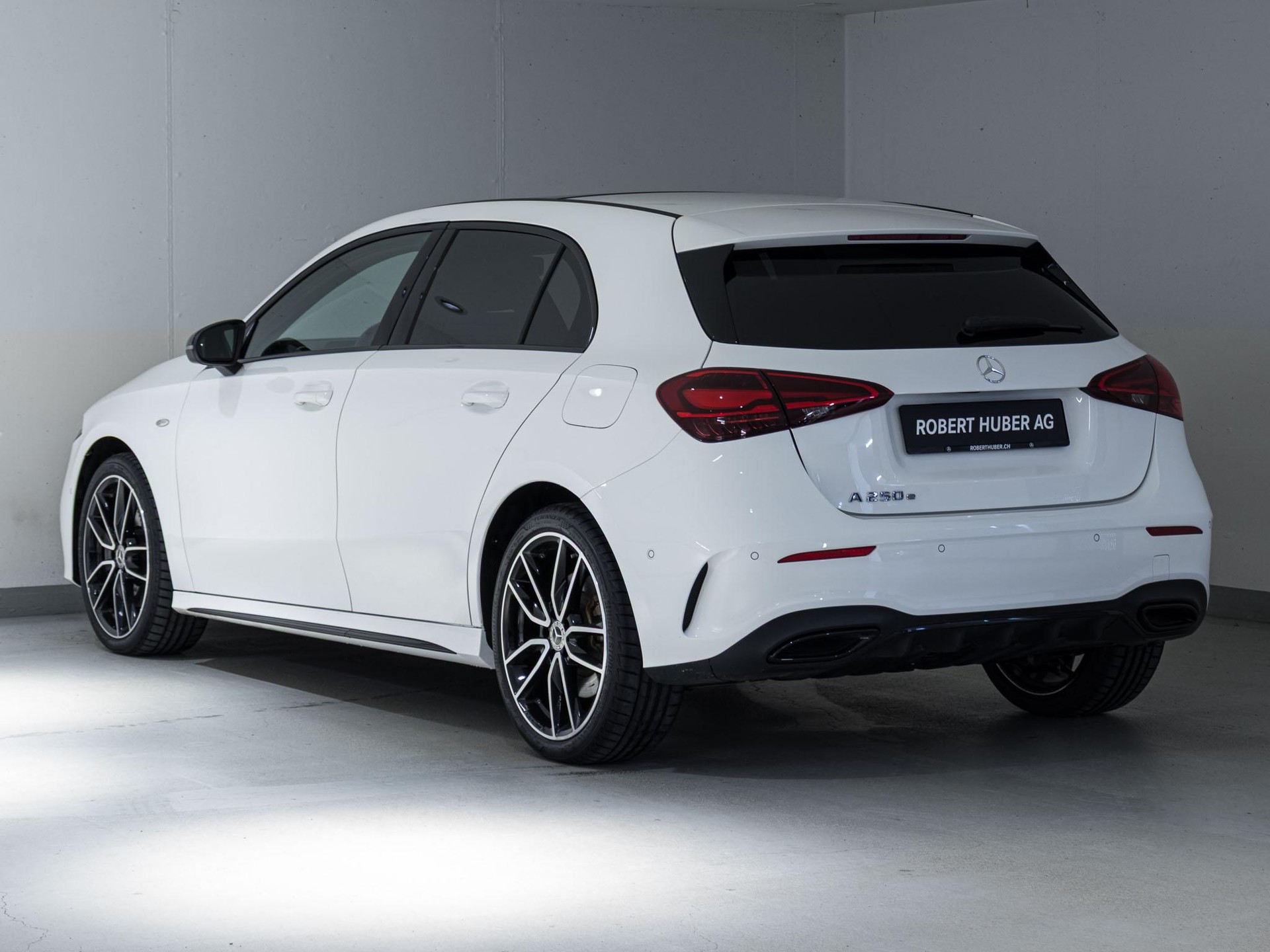 MERCEDES-BENZ A 250 e AMG Line-image-3