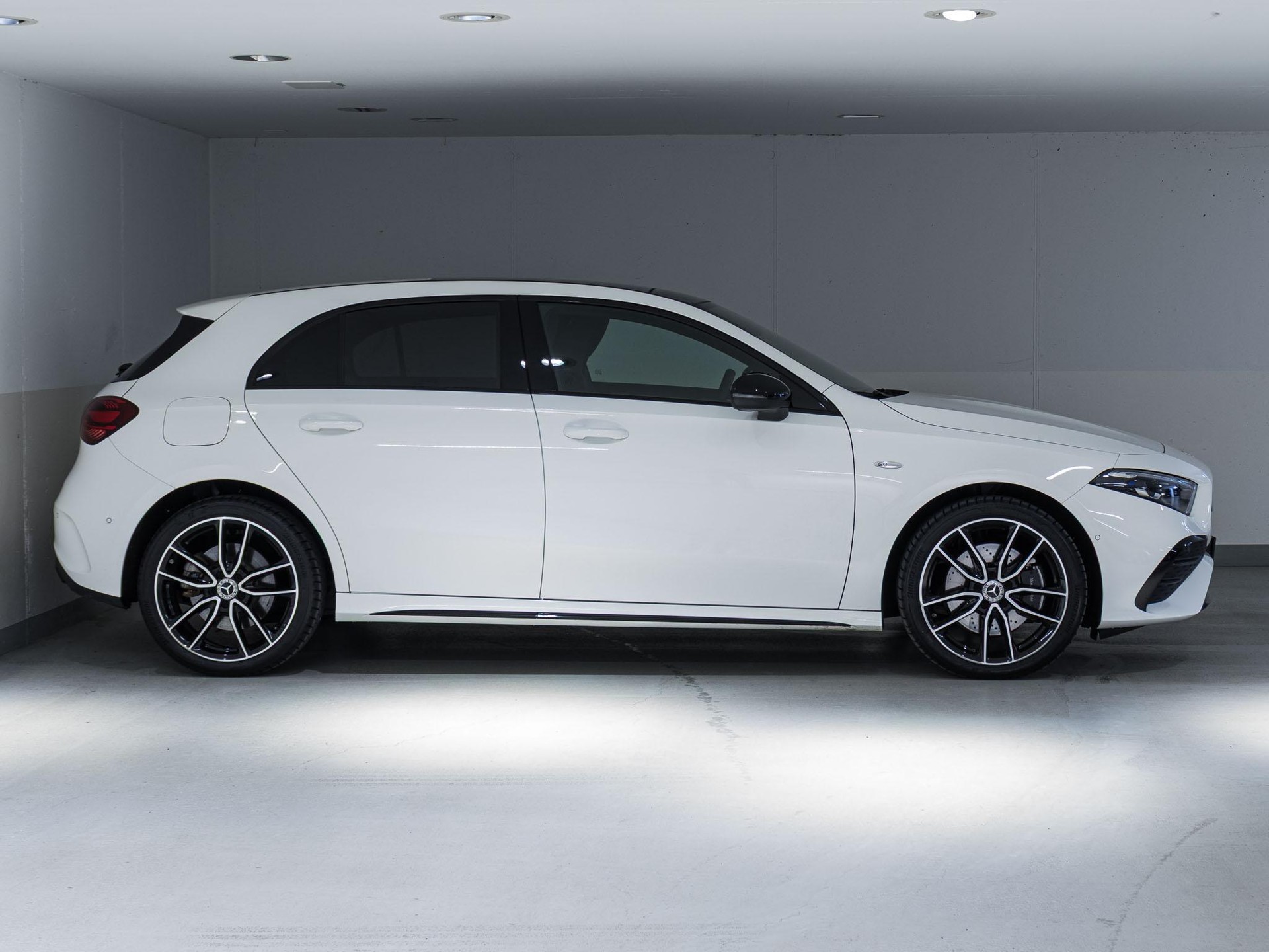 MERCEDES-BENZ A 250 e AMG Line-image-1