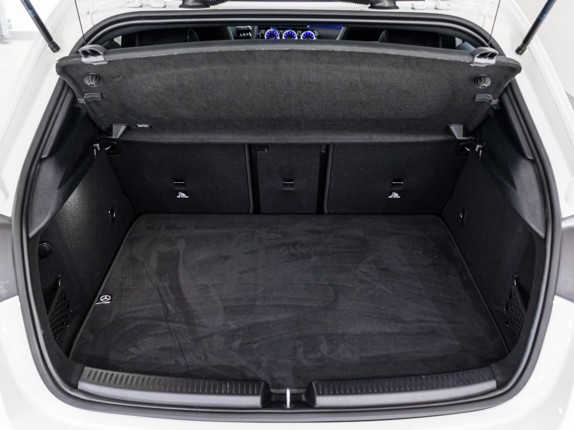 MERCEDES-BENZ A 250 e AMG Line-image-13