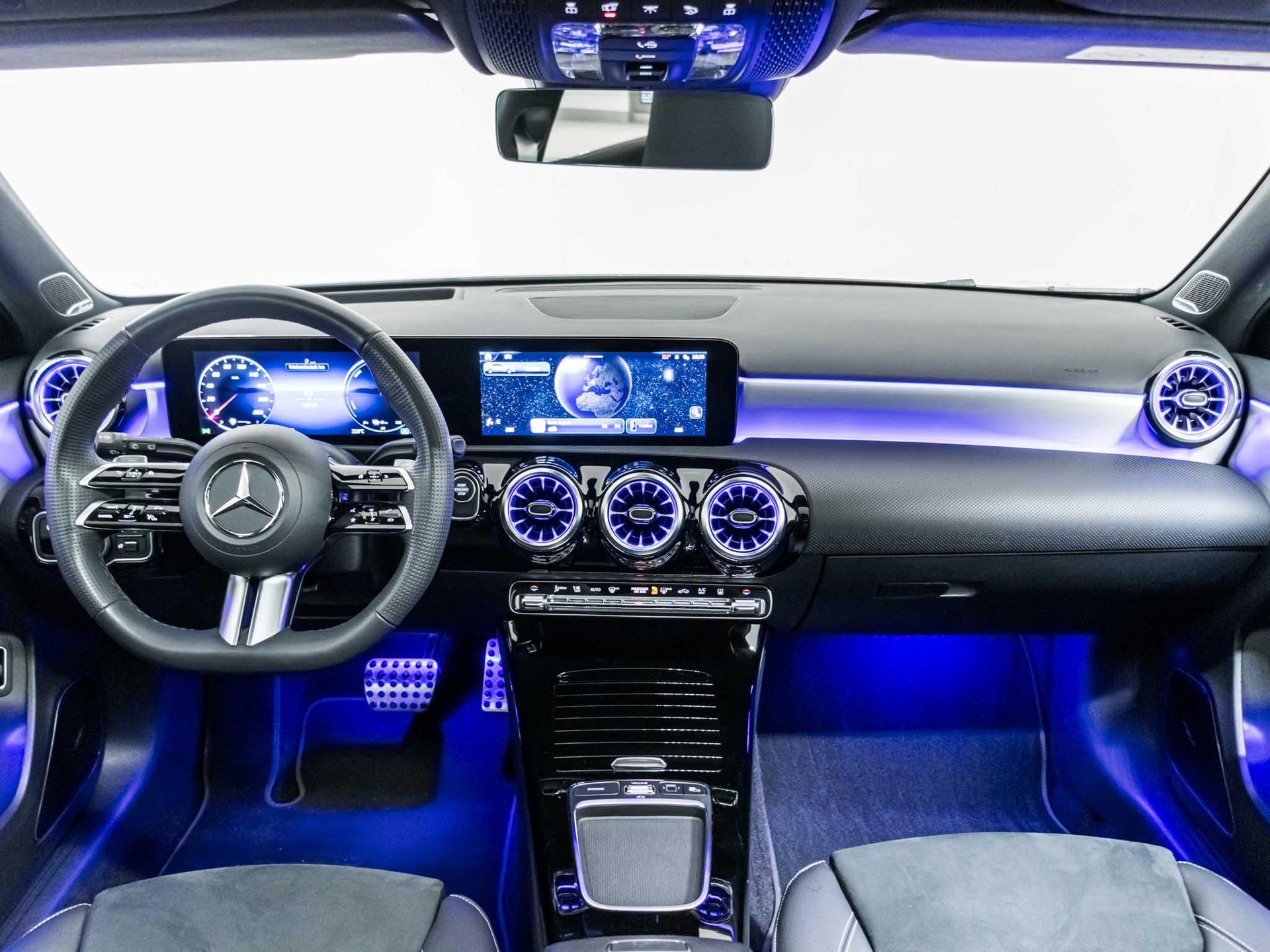 MERCEDES-BENZ A 250 e AMG Line-image-10