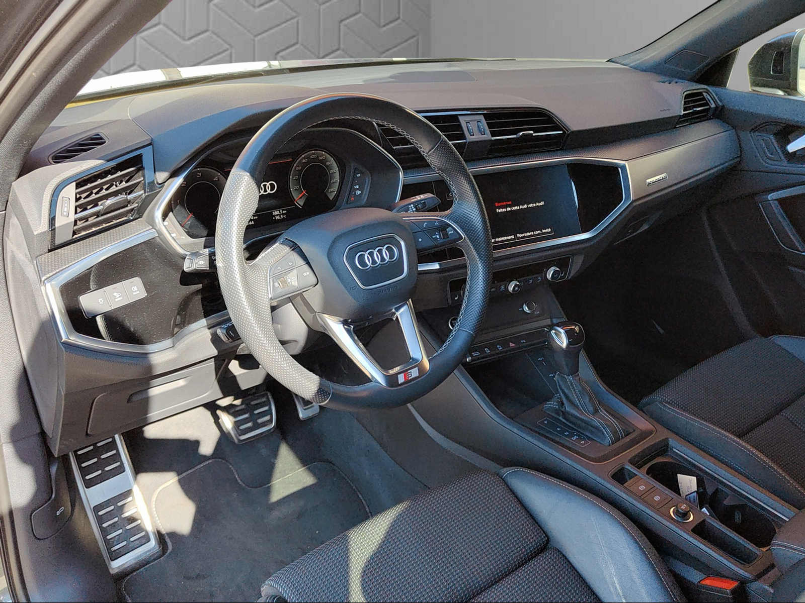 AUDI Q3 40 TDI S line quattro S-tronic-image-11
