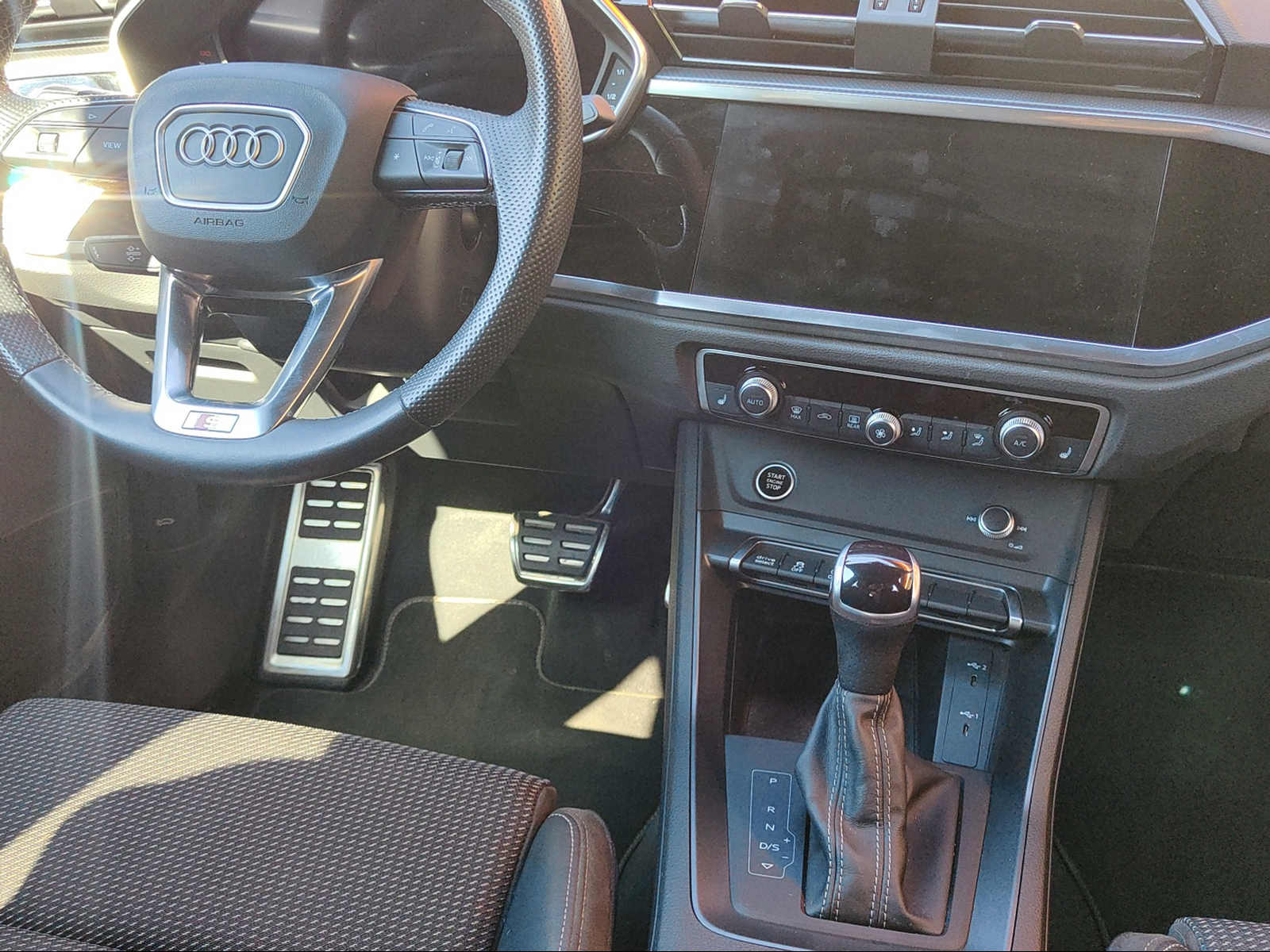 AUDI Q3 40 TDI S line quattro S-tronic-image-14