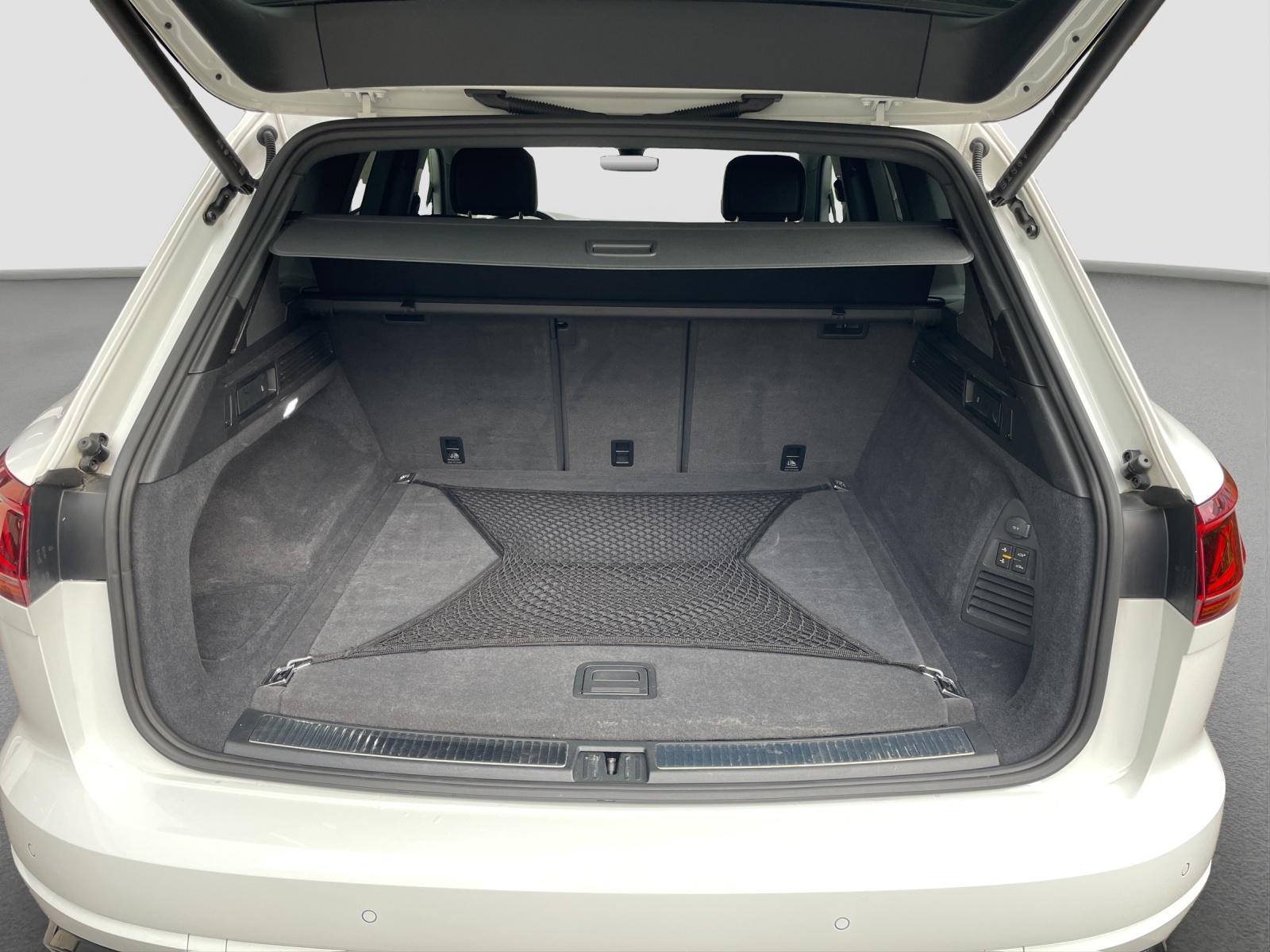 VW Touareg 3.0 TSI eHybrid R Tiptronic-image-9