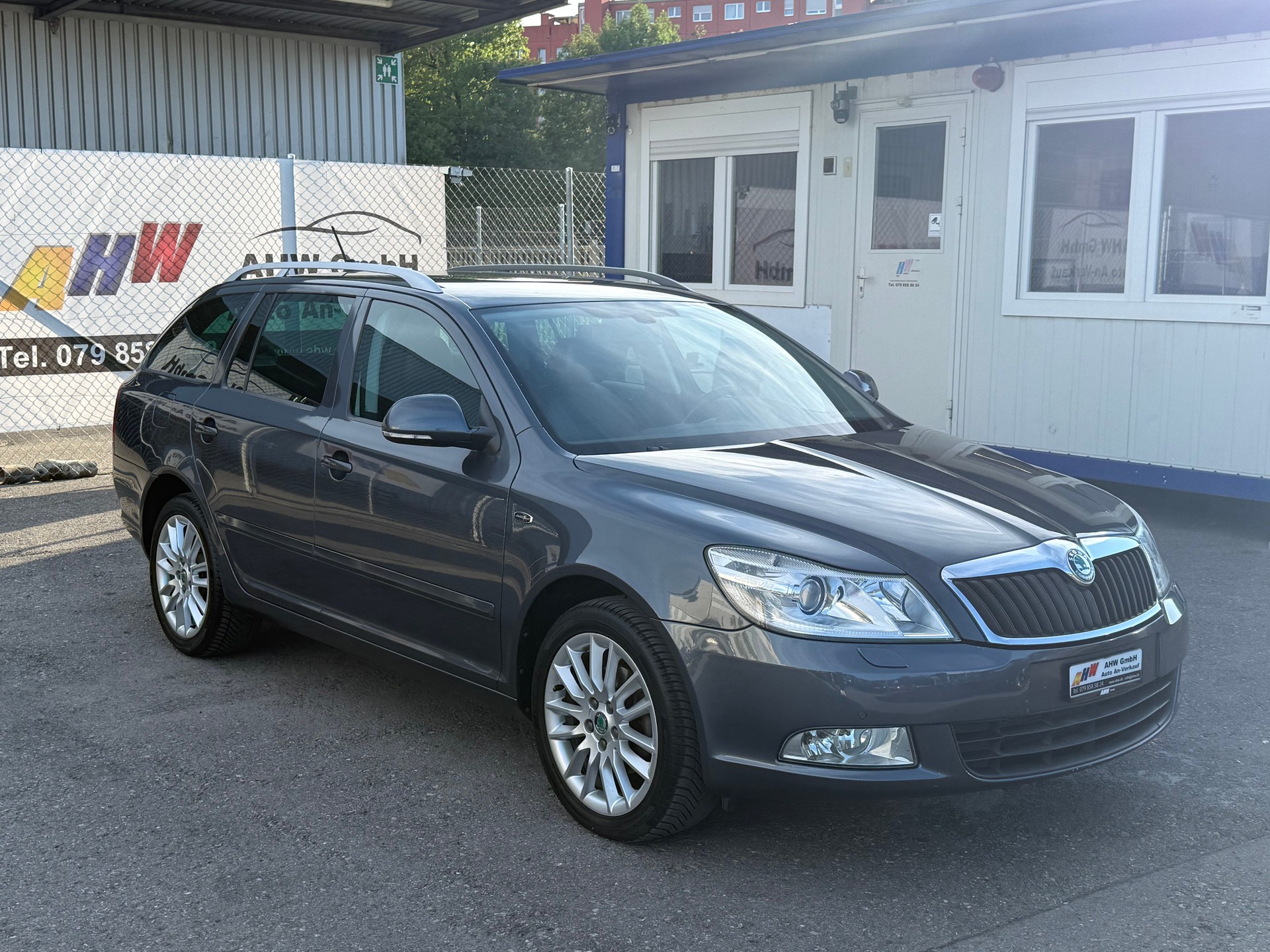 SKODA Octavia Combi 2.0 TDI Laurin & Klement 4x4 DSG / Frisch ab MFK / Zahnriemen ersetzt / AHK 1600kg / Leder/Alcantara / Navi-image-3