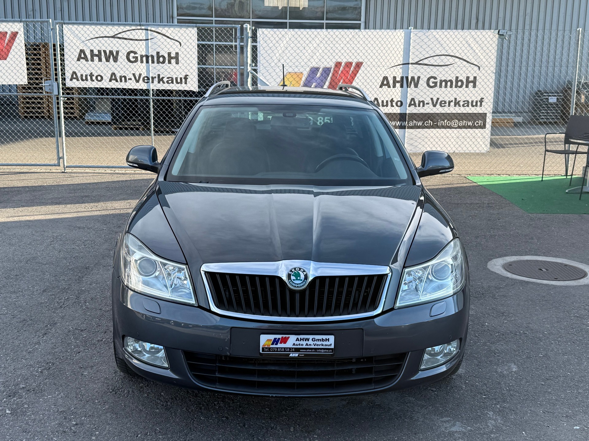 SKODA Octavia Combi 2.0 TDI Laurin & Klement 4x4 DSG / Frisch ab MFK / Zahnriemen ersetzt / AHK 1600kg / Leder/Alcantara / Navi-image-2