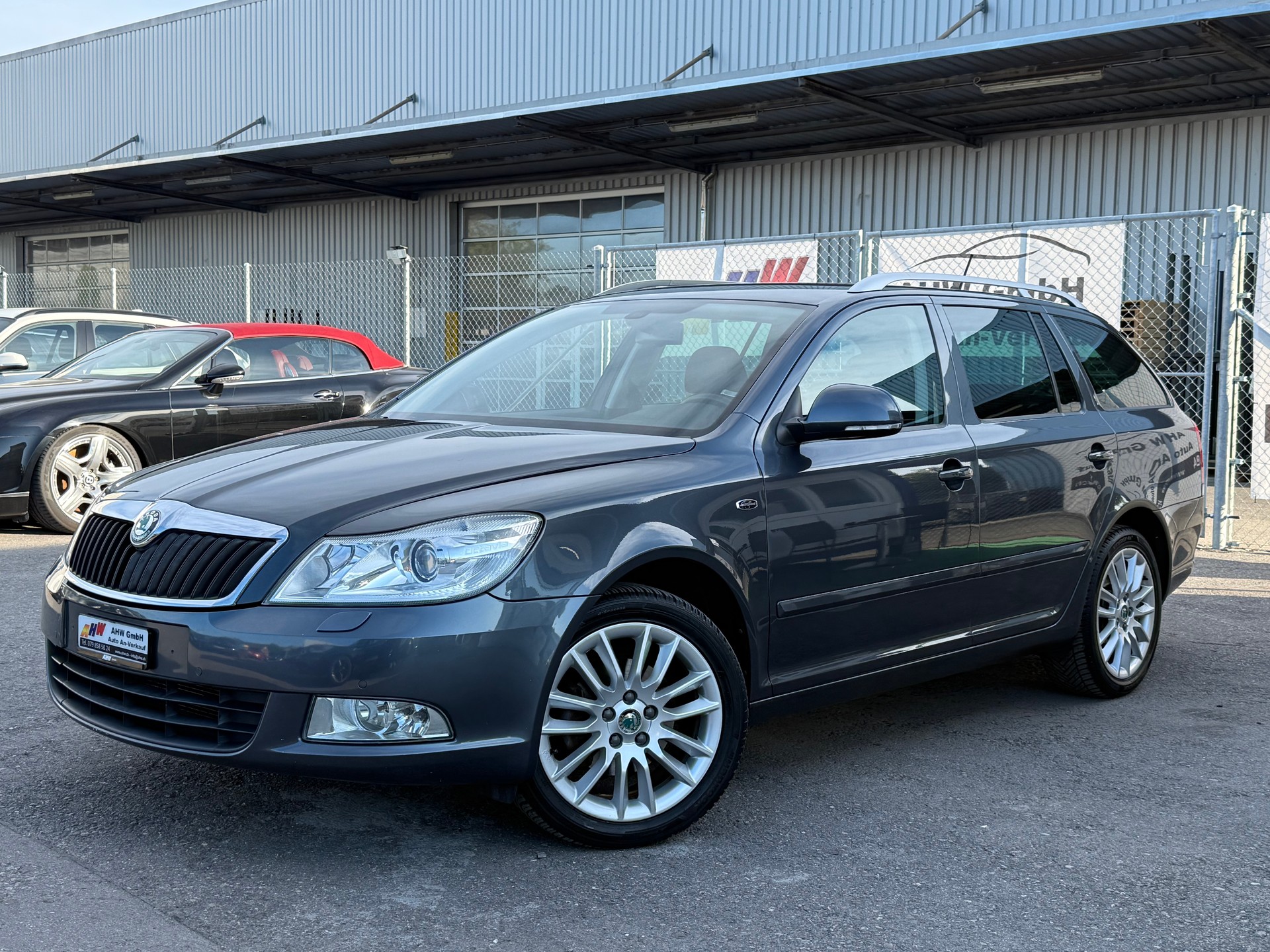 SKODA Octavia Combi 2.0 TDI Laurin & Klement 4x4 DSG / Frisch ab MFK / Zahnriemen ersetzt / AHK 1600kg / Leder/Alcantara / Navi-image-0