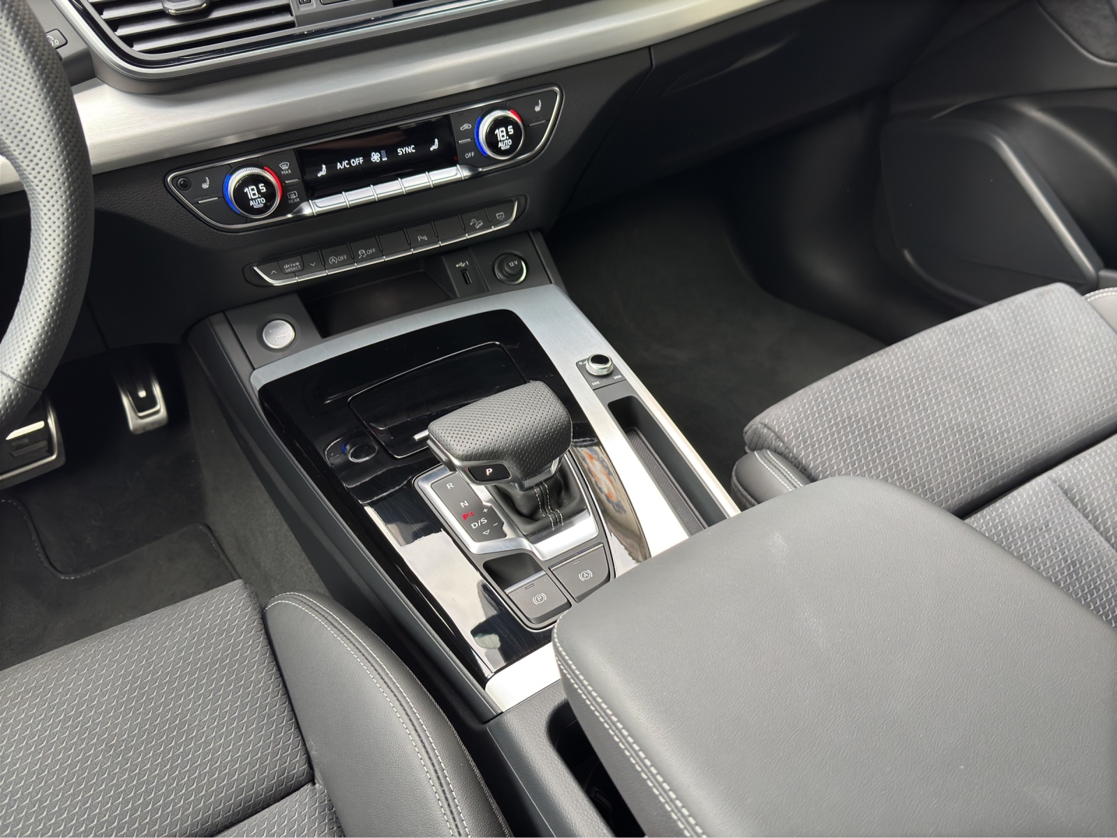 AUDI Q5 2.0 40 TDI Black Edition quattro S-Tronic-image-8