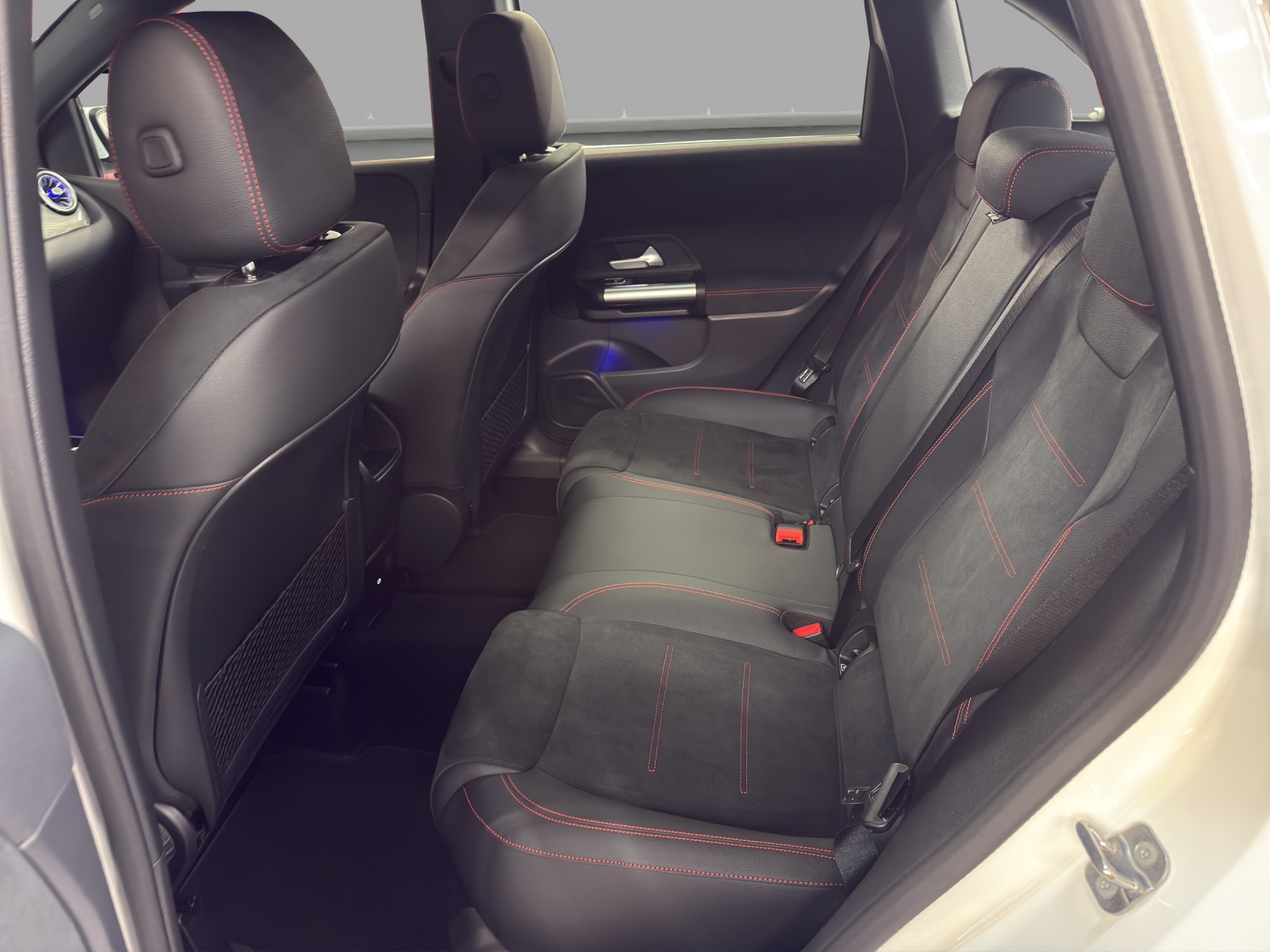 MERCEDES-BENZ B 200 - AMG / Rückfahrkamera / Keyless GO / Ambiente-Licht-image-13
