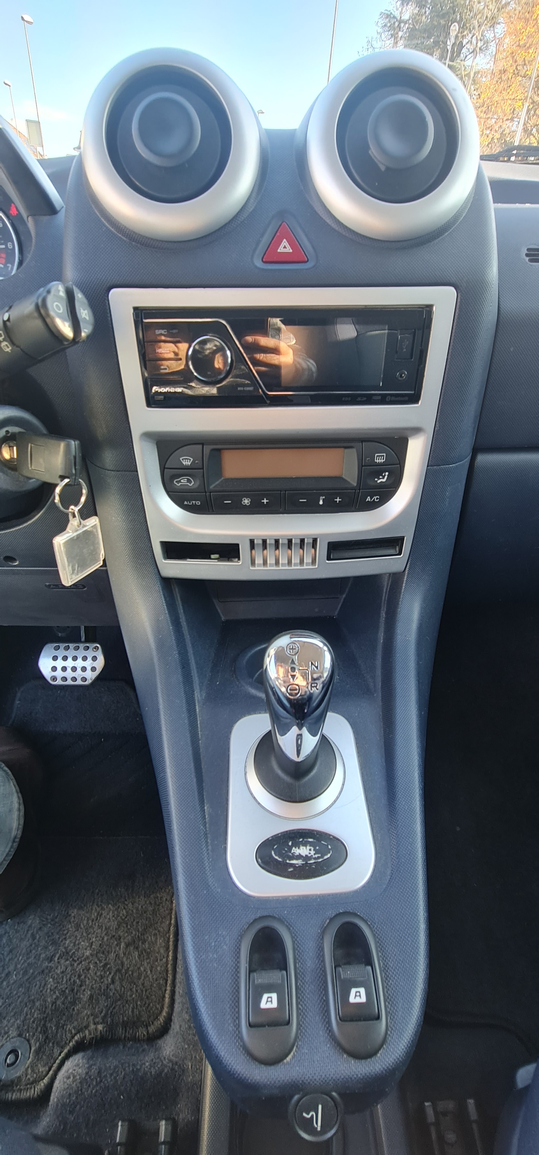 PEUGEOT 1007 1.6 Trendy 2-Tronic-image-9