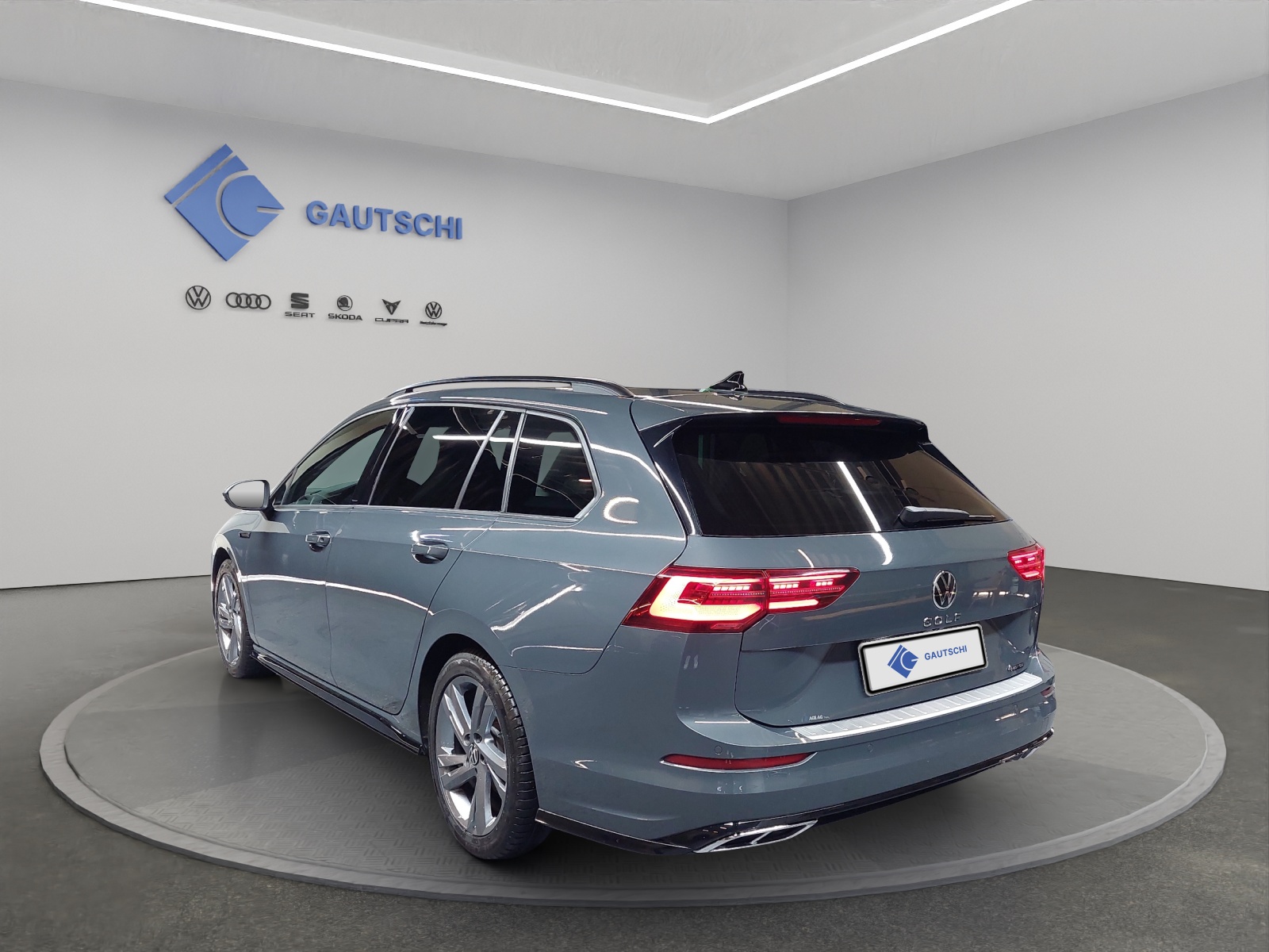 VW Golf Variant 2.0 TSI R-Line DSG 4Motion-image-2