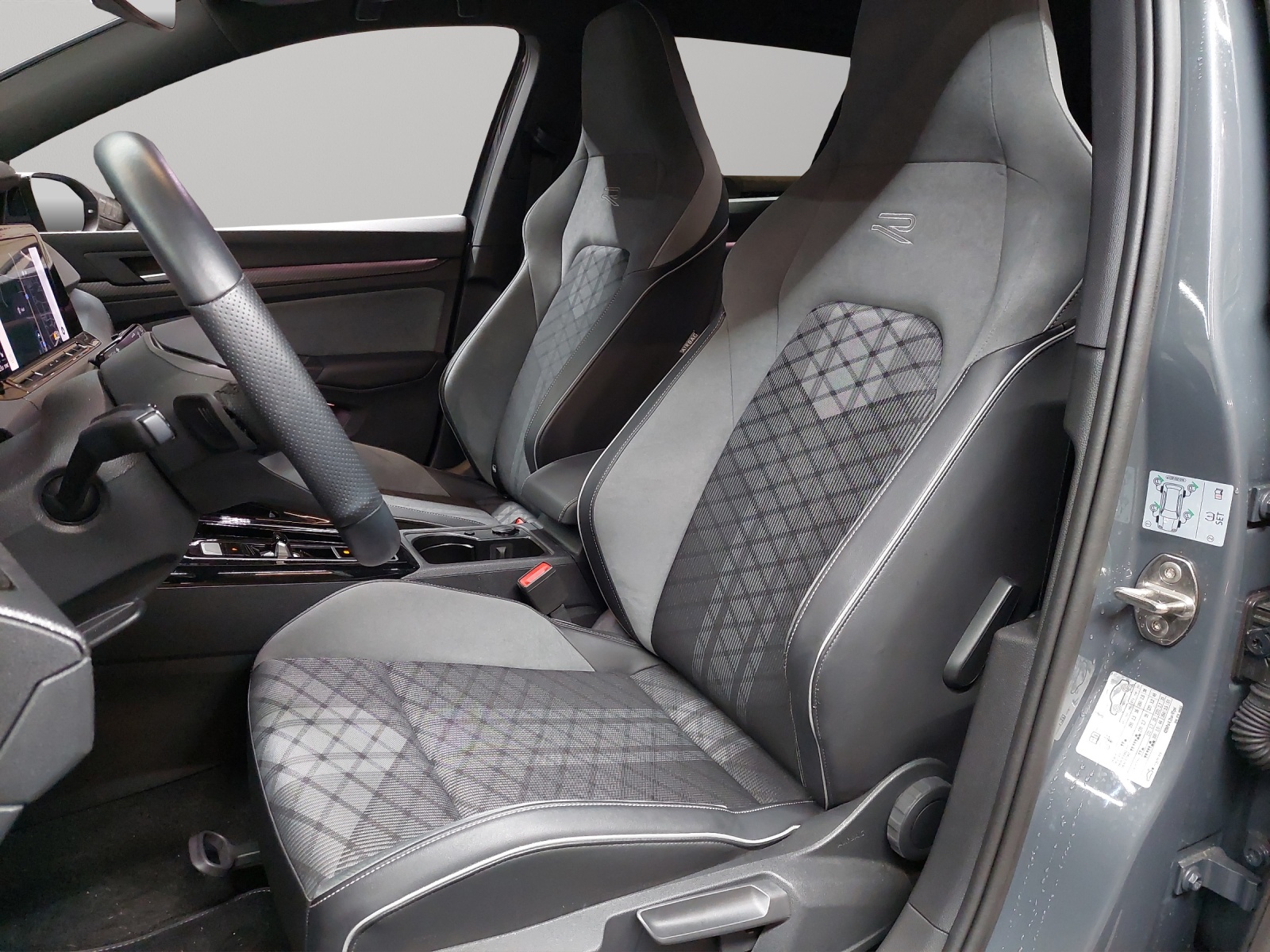 VW Golf Variant 2.0 TSI R-Line DSG 4Motion-image-5
