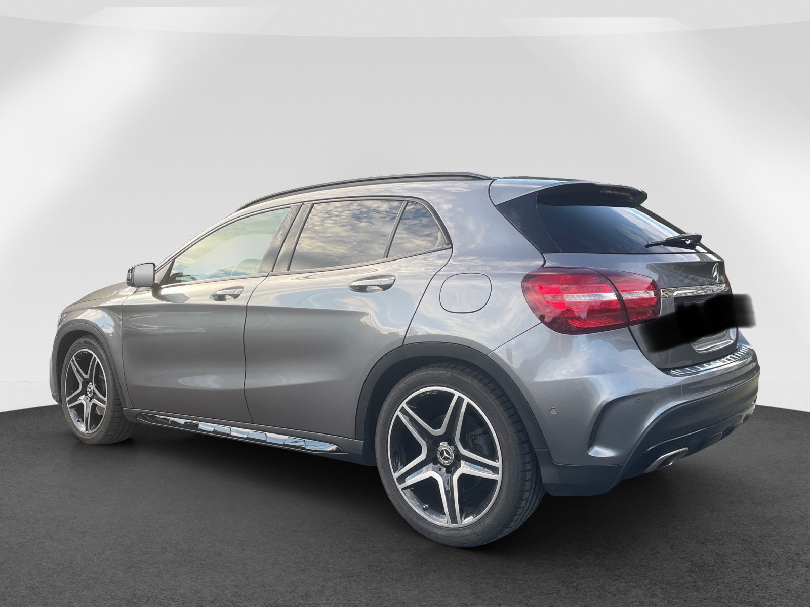MERCEDES-BENZ GLA 220 AMG Line 4m-image-2