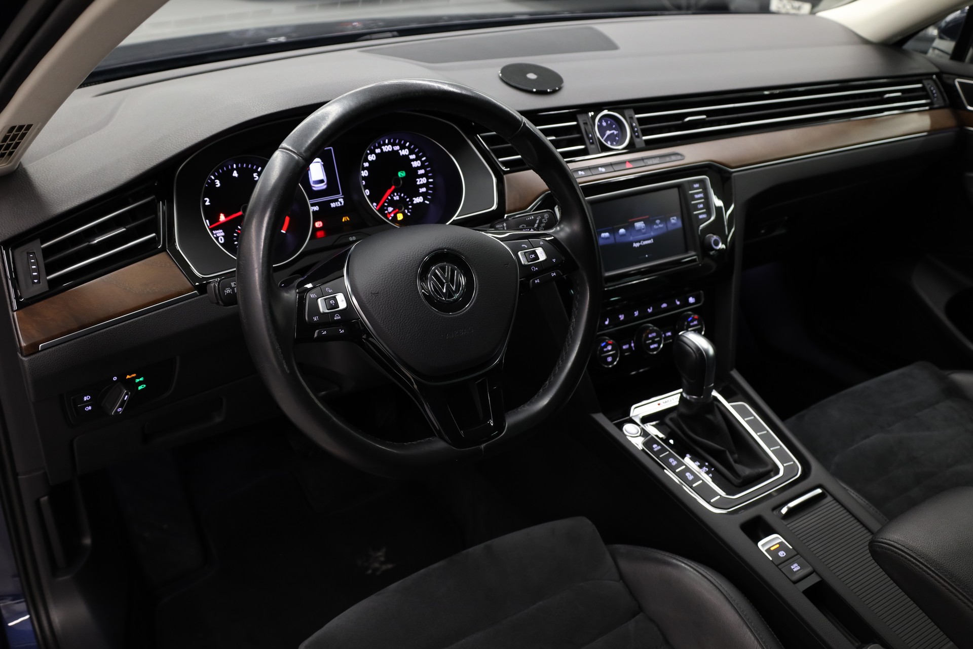 VW Passat Variant 2.0 TSI Highline DSG 4m-image-17
