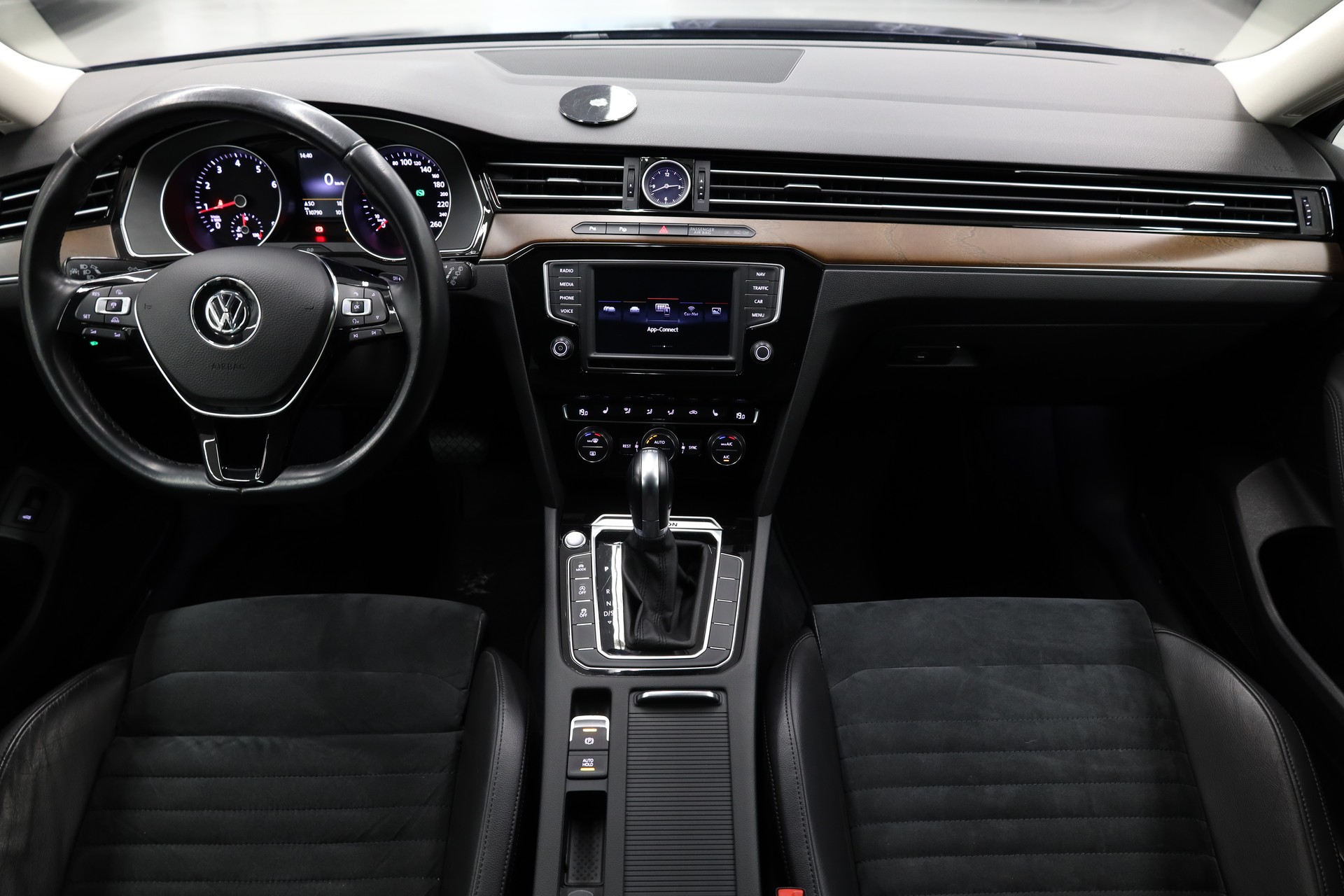 VW Passat Variant 2.0 TSI Highline DSG 4m-image-14