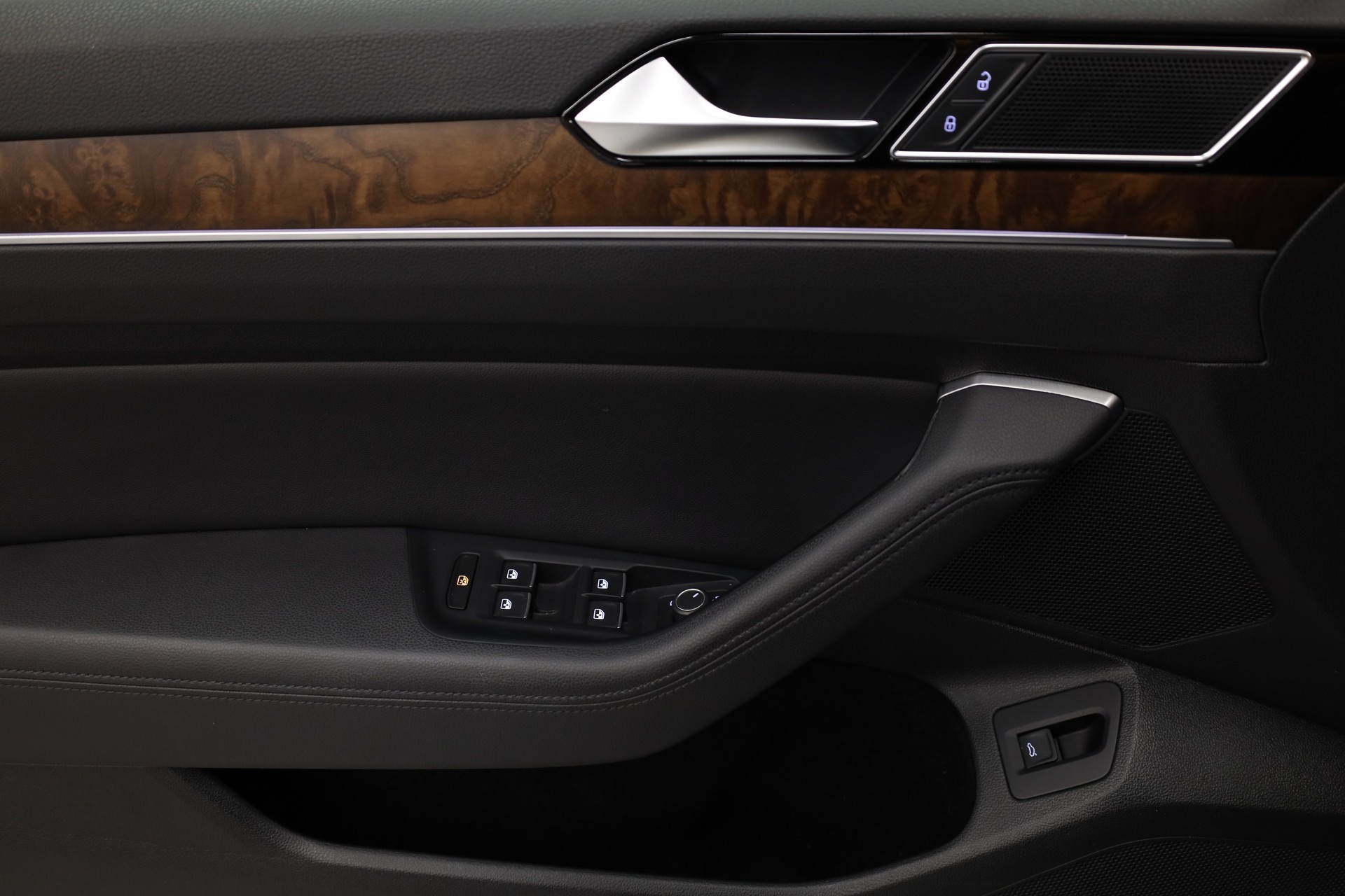 VW Passat Variant 2.0 TSI Highline DSG 4m-image-24