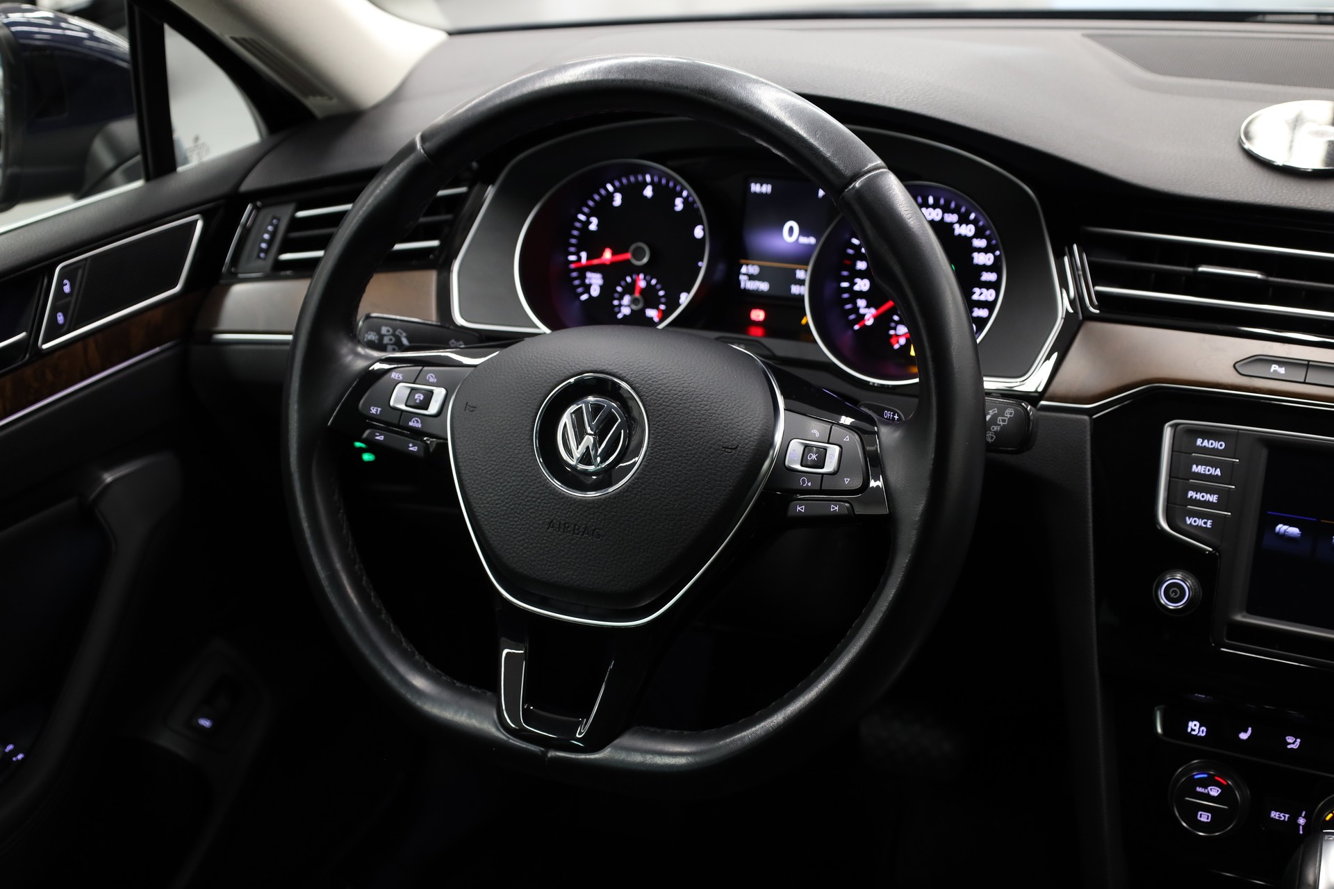VW Passat Variant 2.0 TSI Highline DSG 4m-image-19