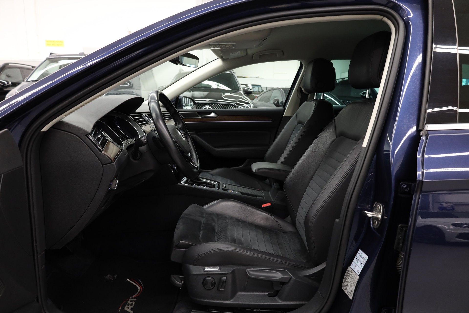 VW Passat Variant 2.0 TSI Highline DSG 4m-image-15