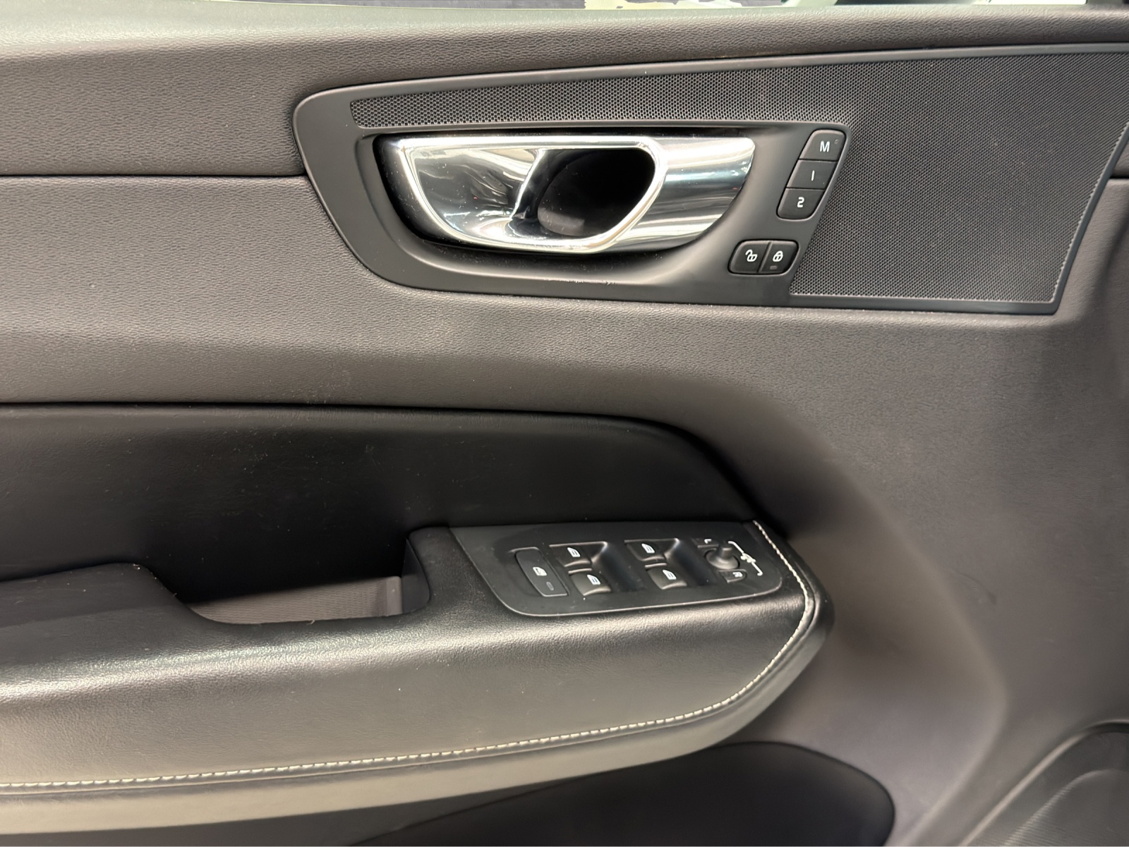 VOLVO XC60 2.0 T6 R-Design AWD-image-9