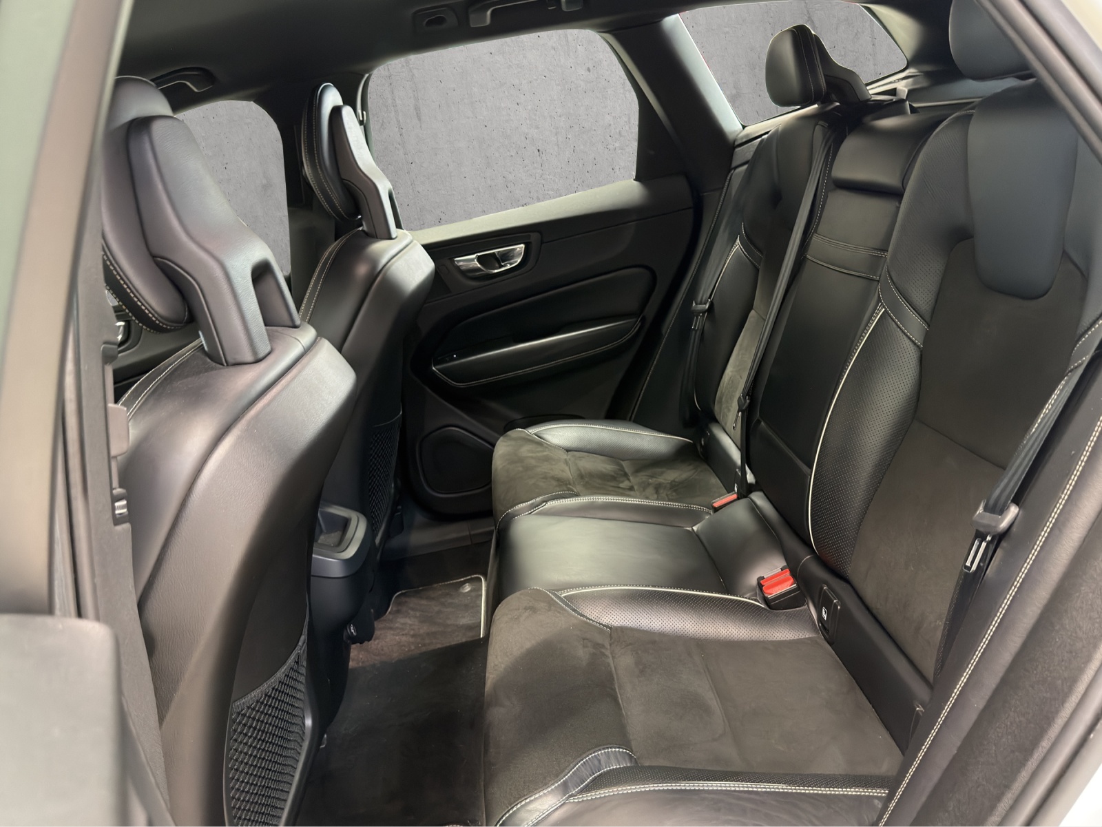 VOLVO XC60 2.0 T6 R-Design AWD-image-15
