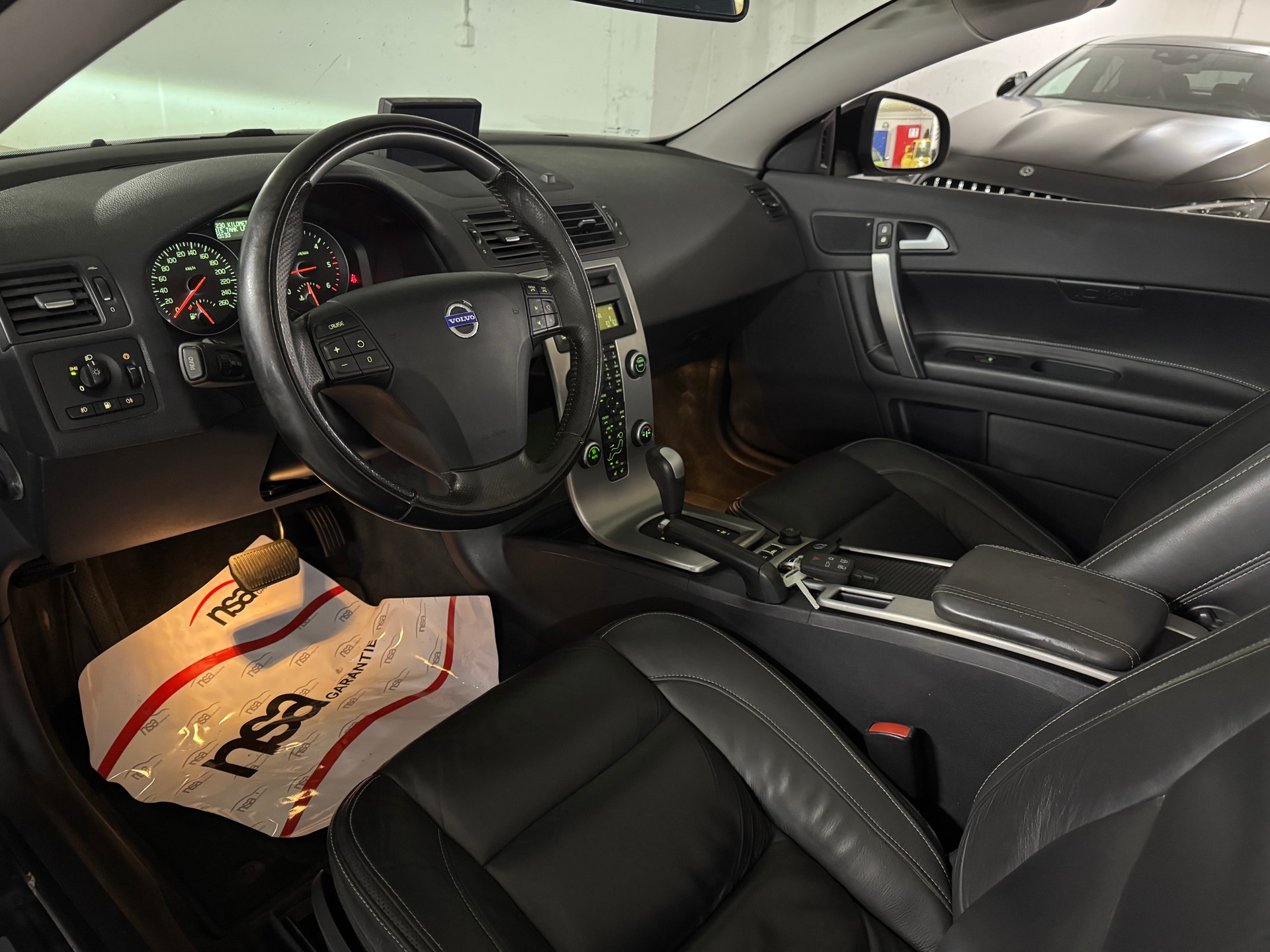 VOLVO C70 2.0D Summum Powershift 1-Hand-image-8