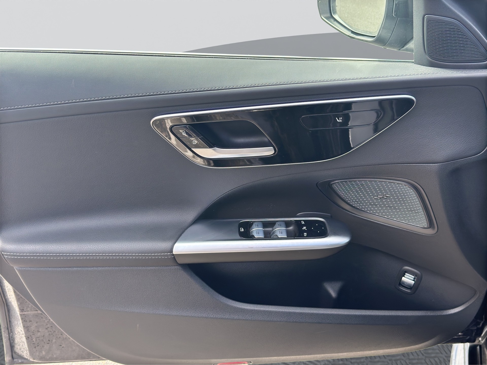 MERCEDES-BENZ C 300 d AMG Line-image-8
