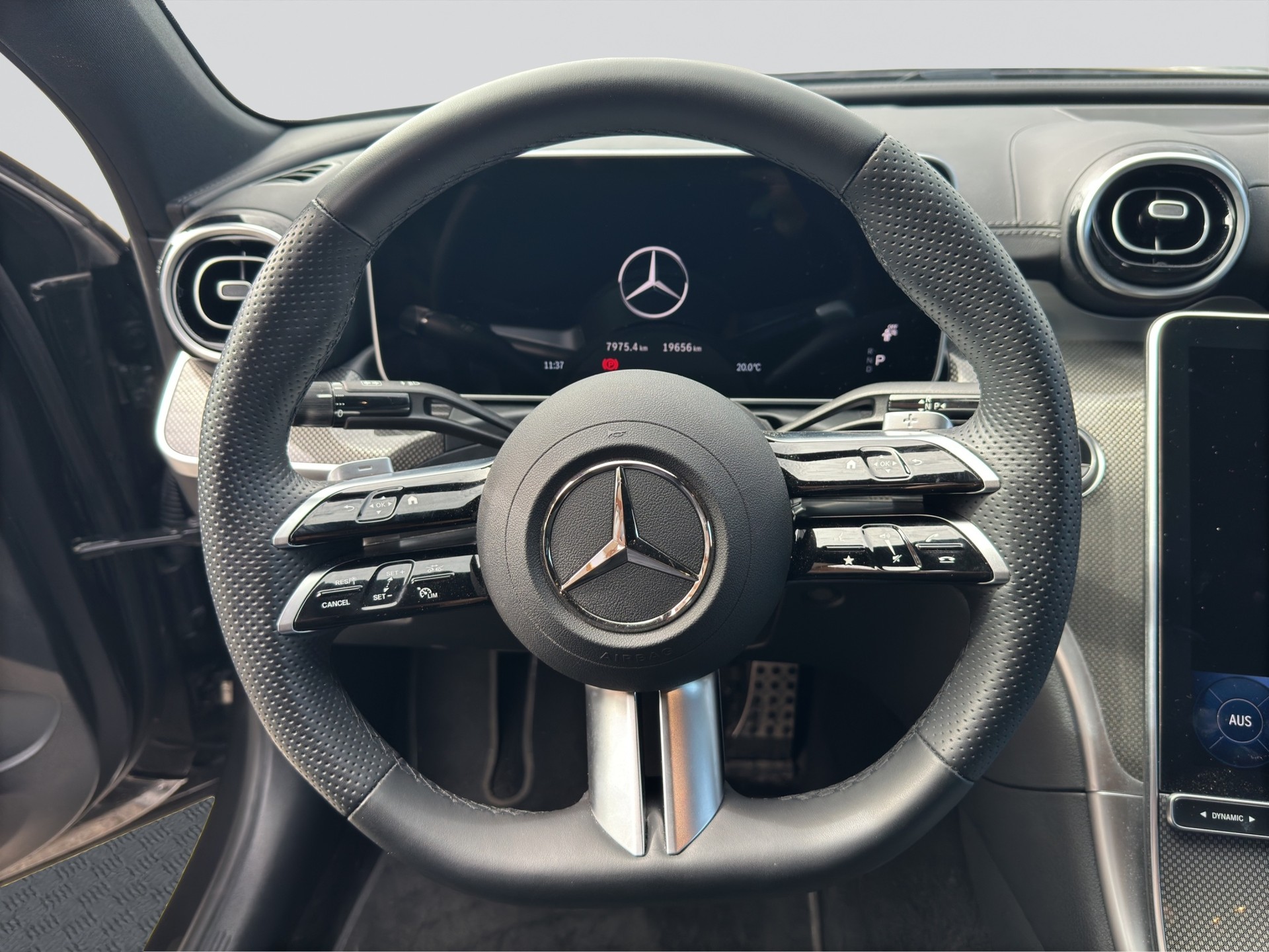 MERCEDES-BENZ C 300 d AMG Line-image-9