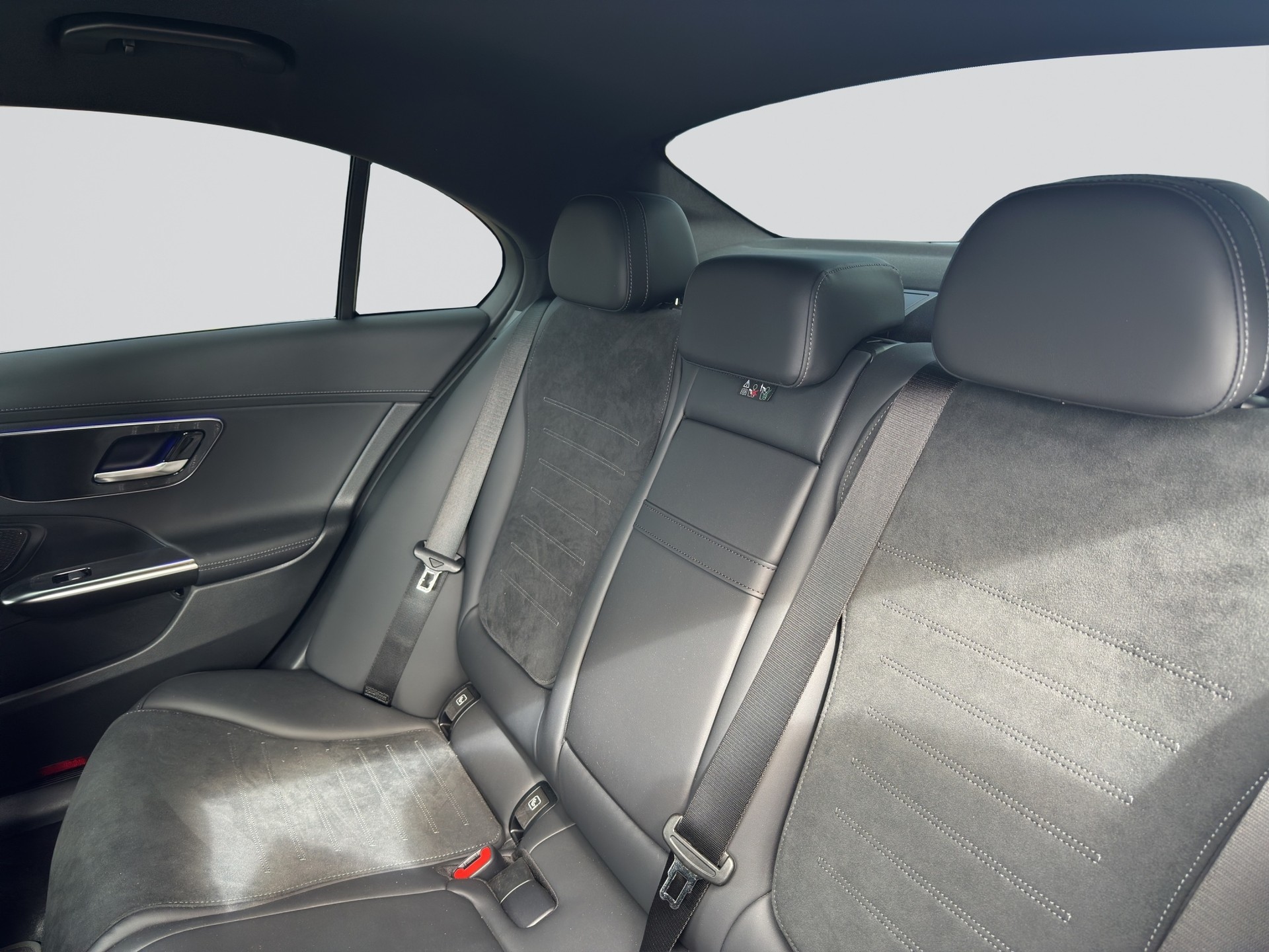 MERCEDES-BENZ C 300 d AMG Line-image-7