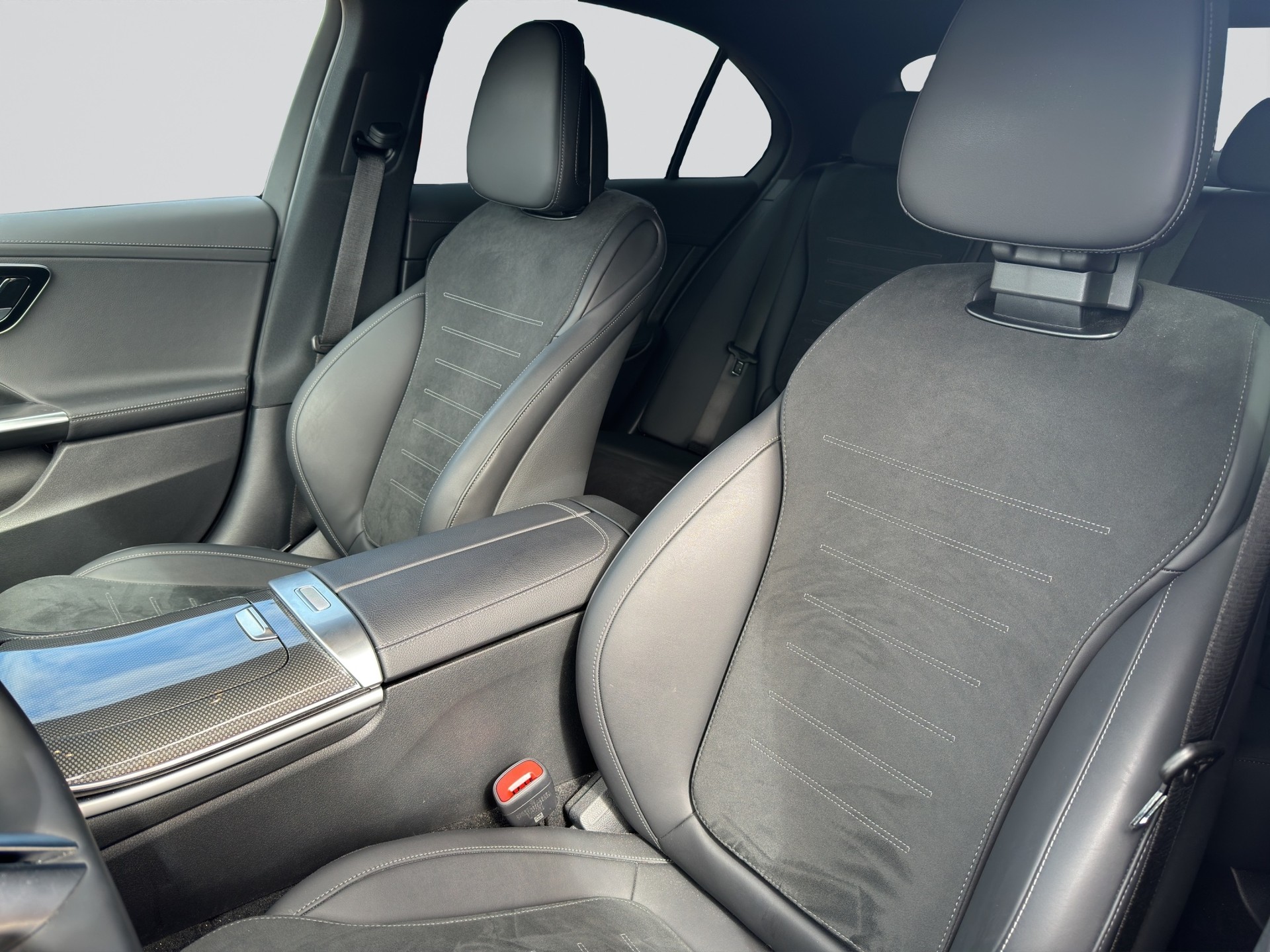 MERCEDES-BENZ C 300 d AMG Line-image-5
