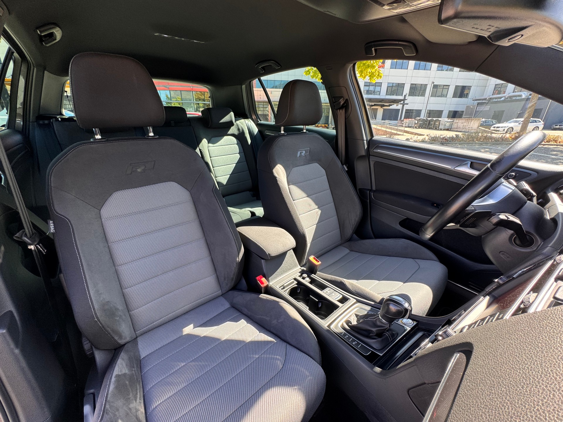 VW 1.4 TSI ACT Lounge R-Line DSG-image-6