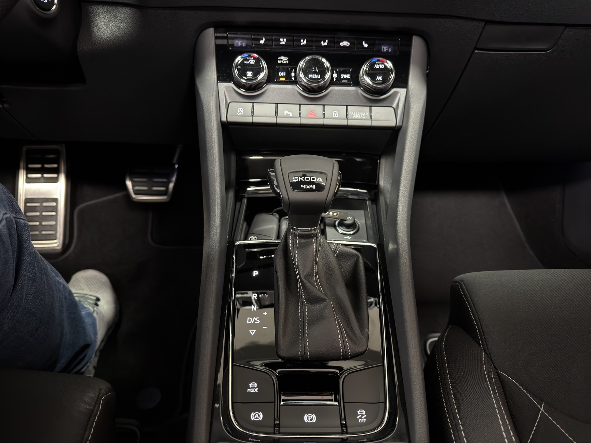 SKODA Karoq 2.0 TSI SportLine 4x4 DSG-image-24