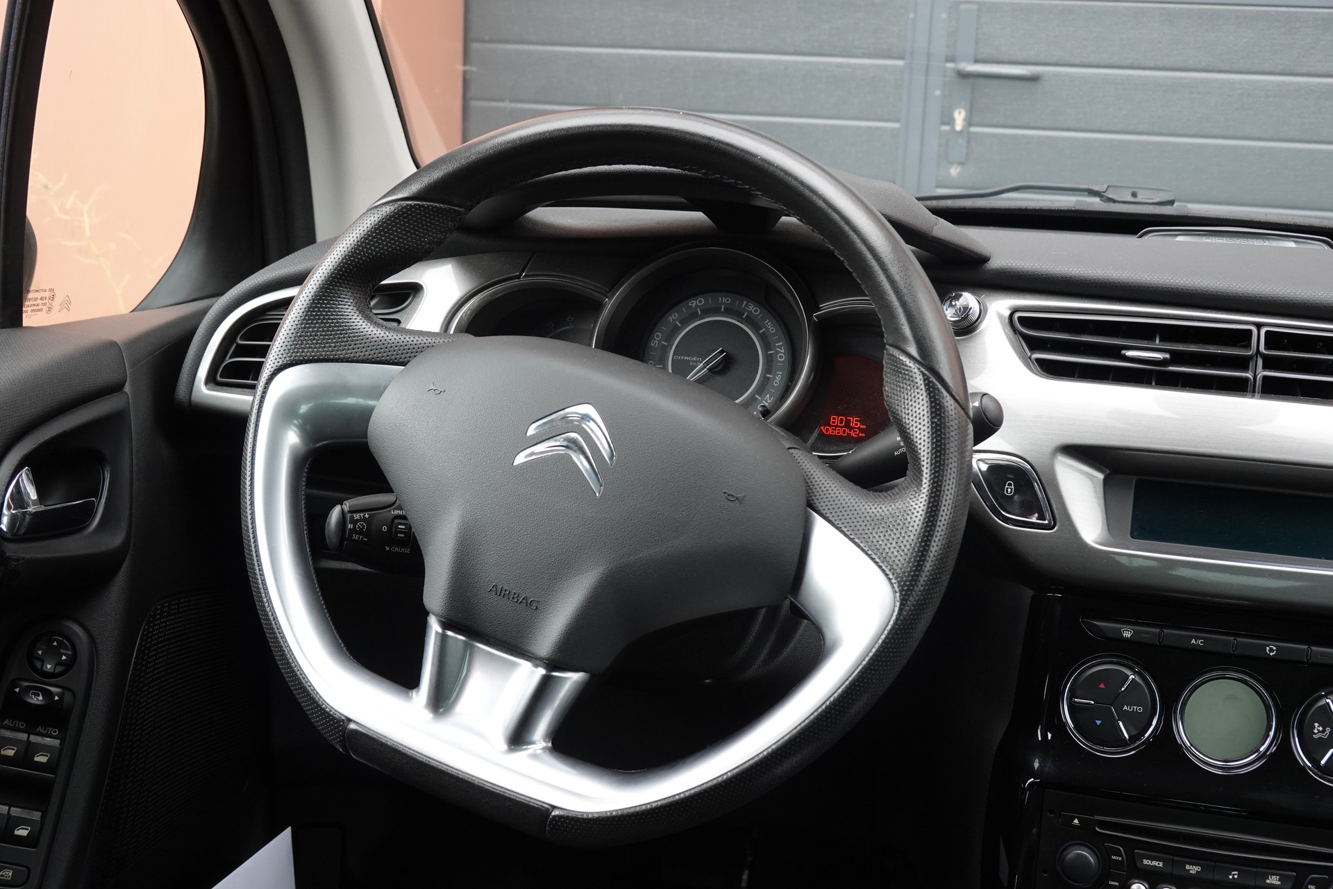 CITROEN C3 1.6i 16V Exclusive Automatic " * Véhicule CH * Tempomat * 8 Roues * intérieur tissus *"-image-11