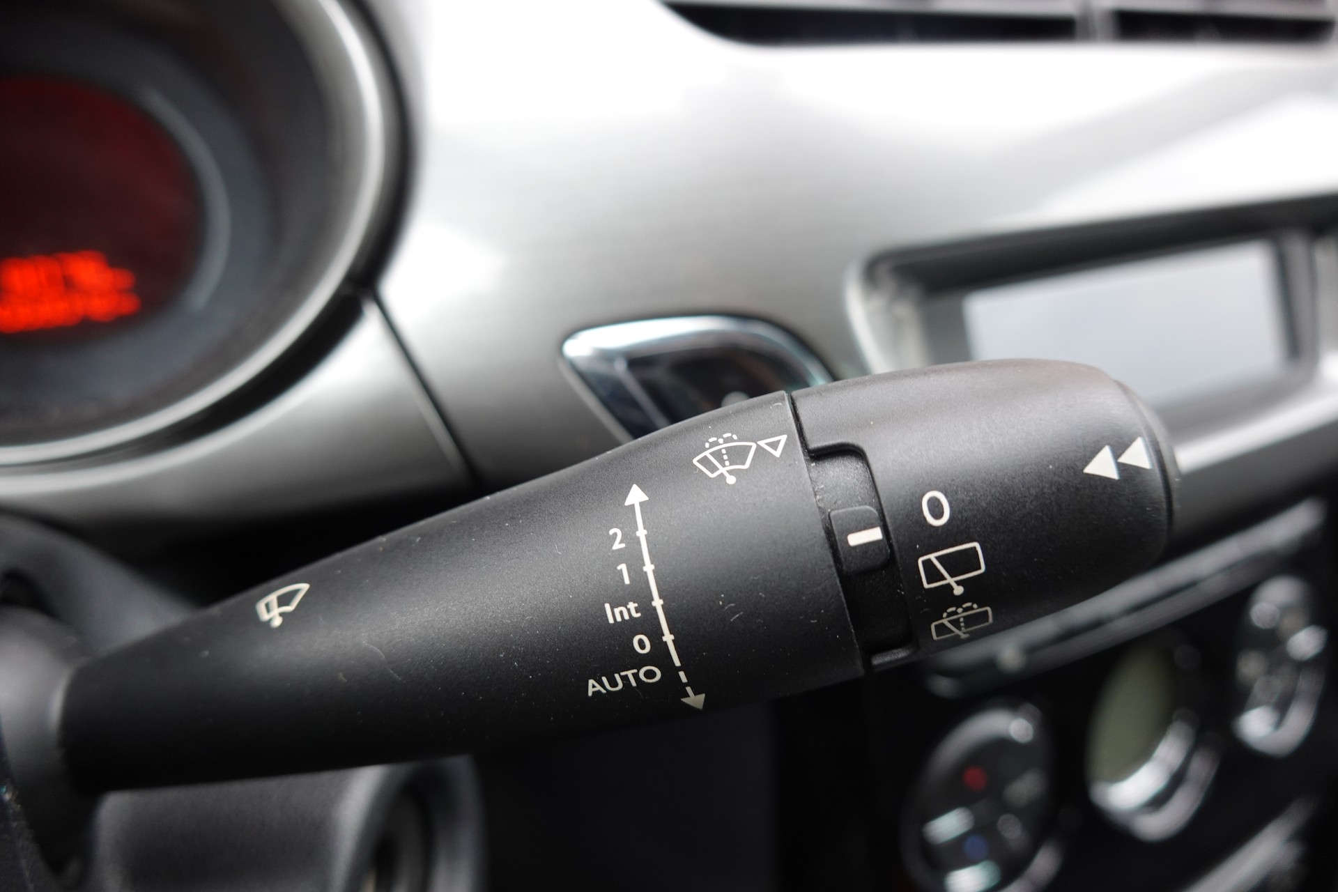 CITROEN C3 1.6i 16V Exclusive Automatic " * Véhicule CH * Tempomat * 8 Roues * intérieur tissus *"-image-15