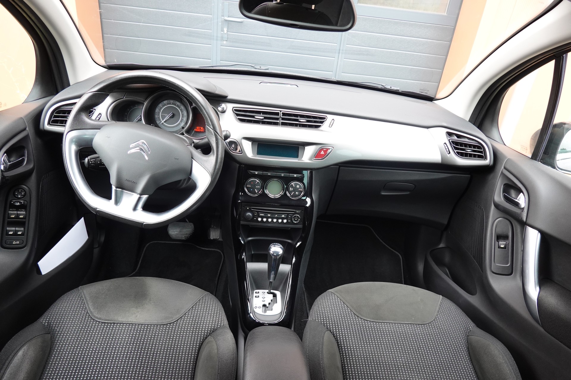 CITROEN C3 1.6i 16V Exclusive Automatic " * Véhicule CH * Tempomat * 8 Roues * intérieur tissus *"-image-10