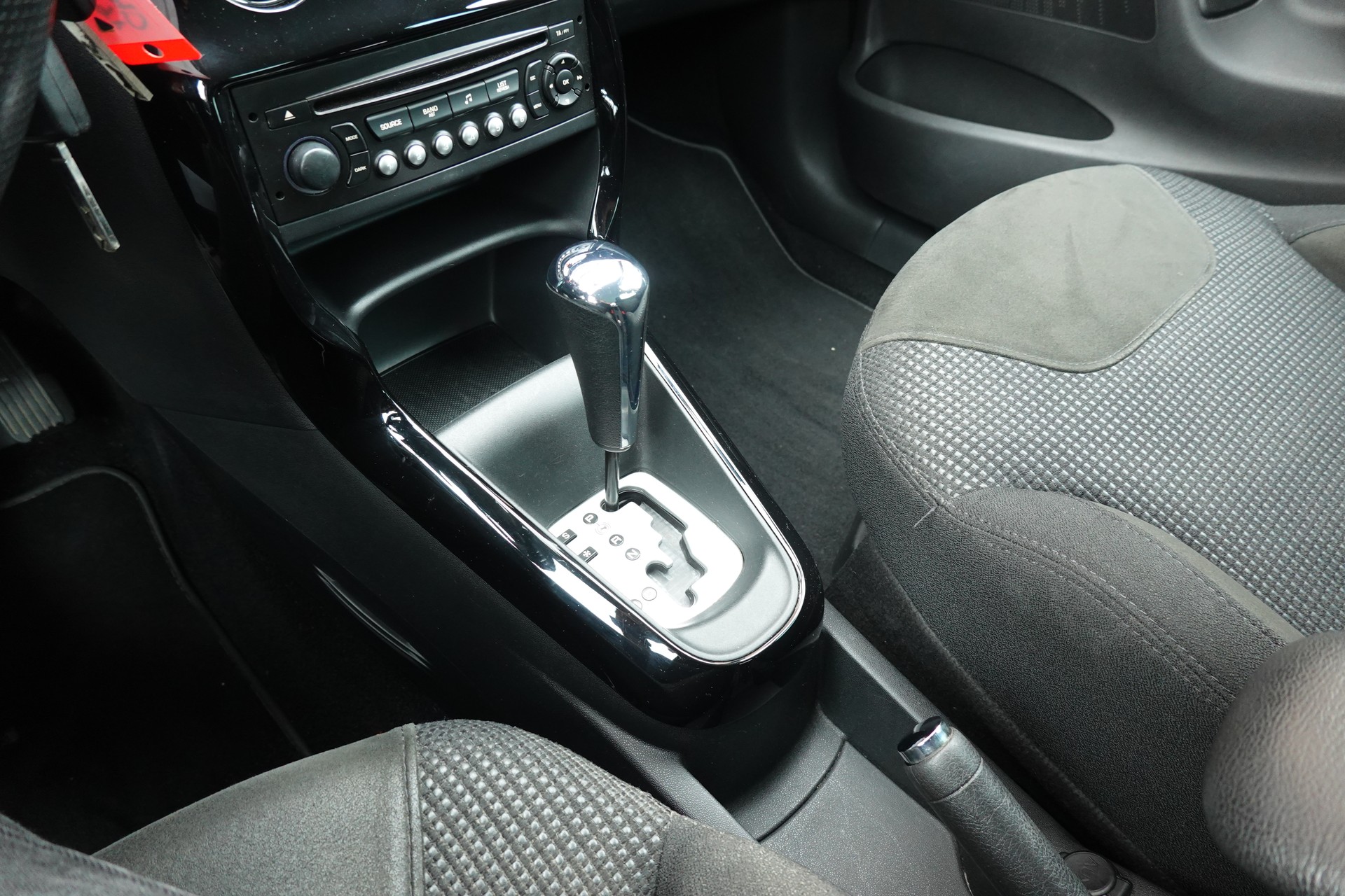 CITROEN C3 1.6i 16V Exclusive Automatic " * Véhicule CH * Tempomat * 8 Roues * intérieur tissus *"-image-18