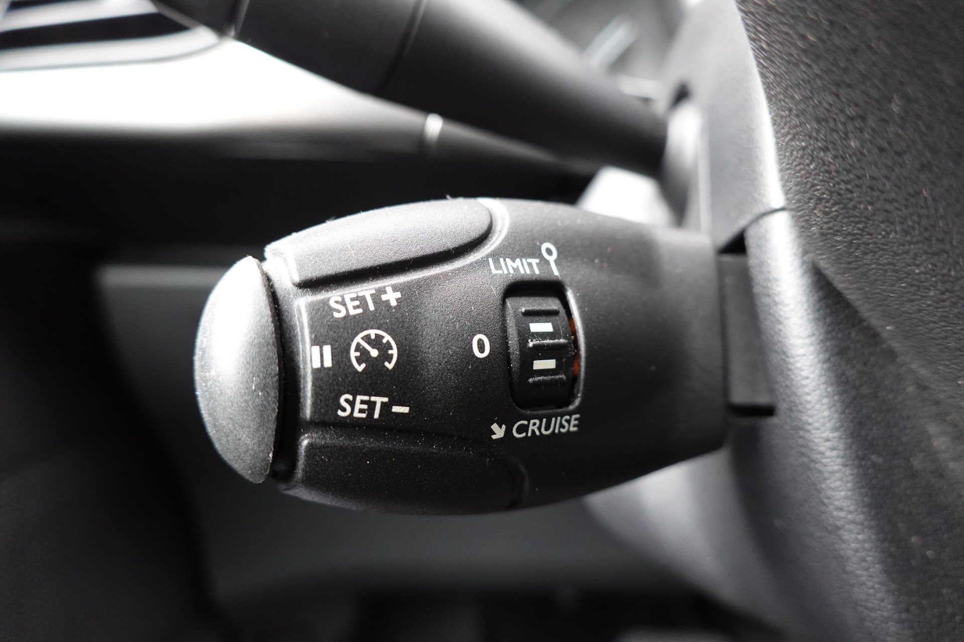 CITROEN C3 1.6i 16V Exclusive Automatic " * Véhicule CH * Tempomat * 8 Roues * intérieur tissus *"-image-13