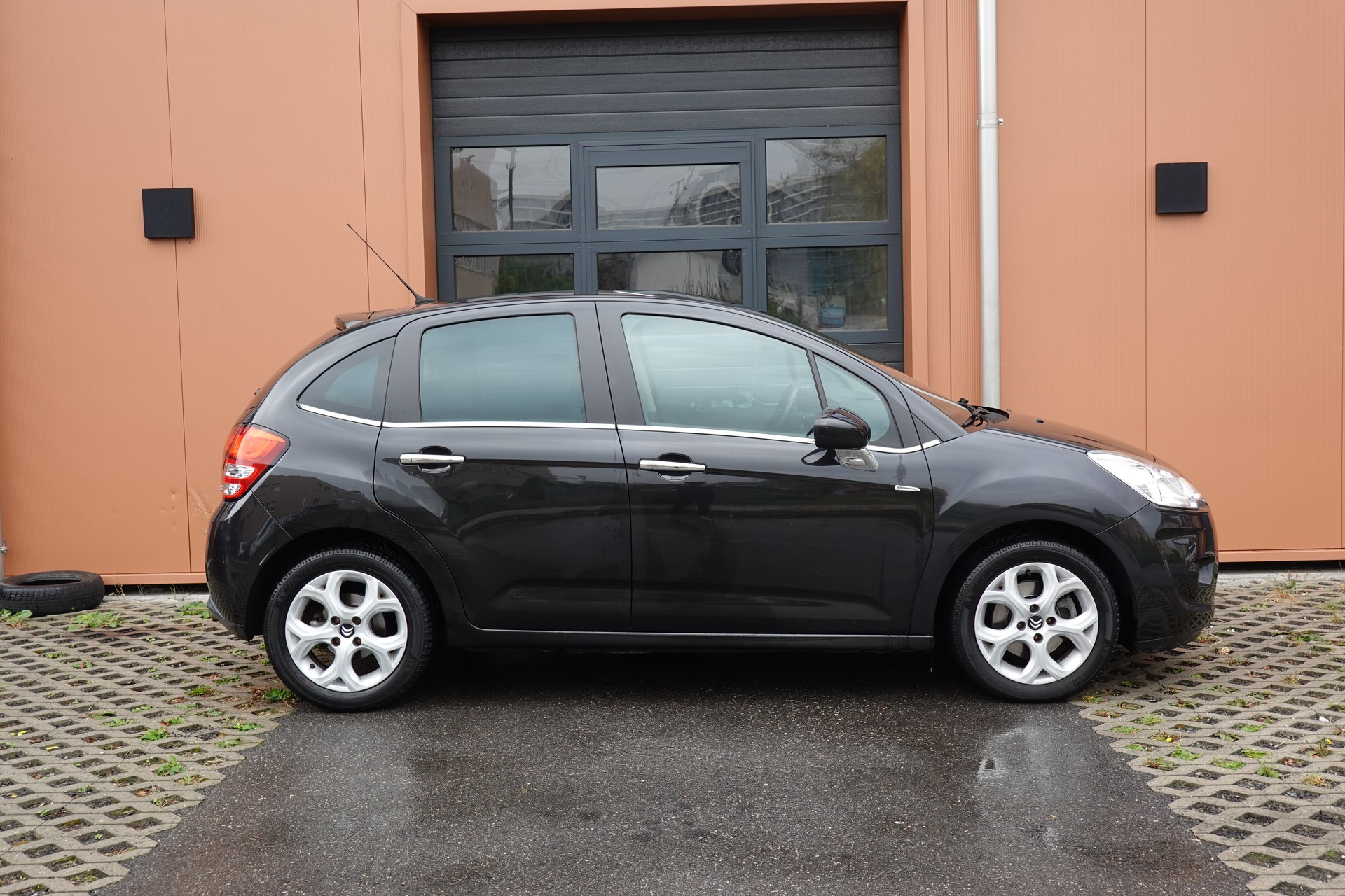 CITROEN C3 1.6i 16V Exclusive Automatic " * Véhicule CH * Tempomat * 8 Roues * intérieur tissus *"-showroom-element-3